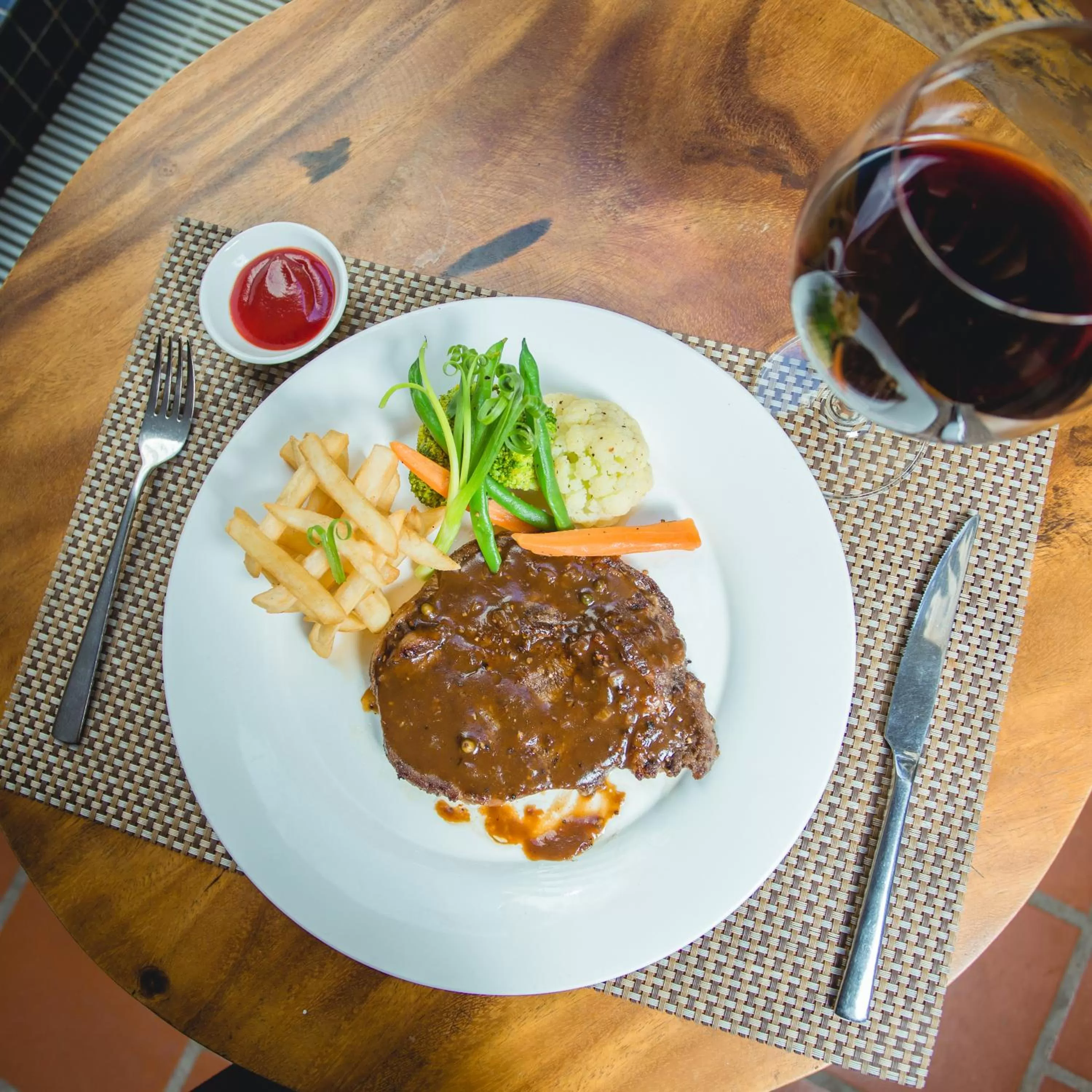 Restaurant/places to eat in Home Chic Hotel