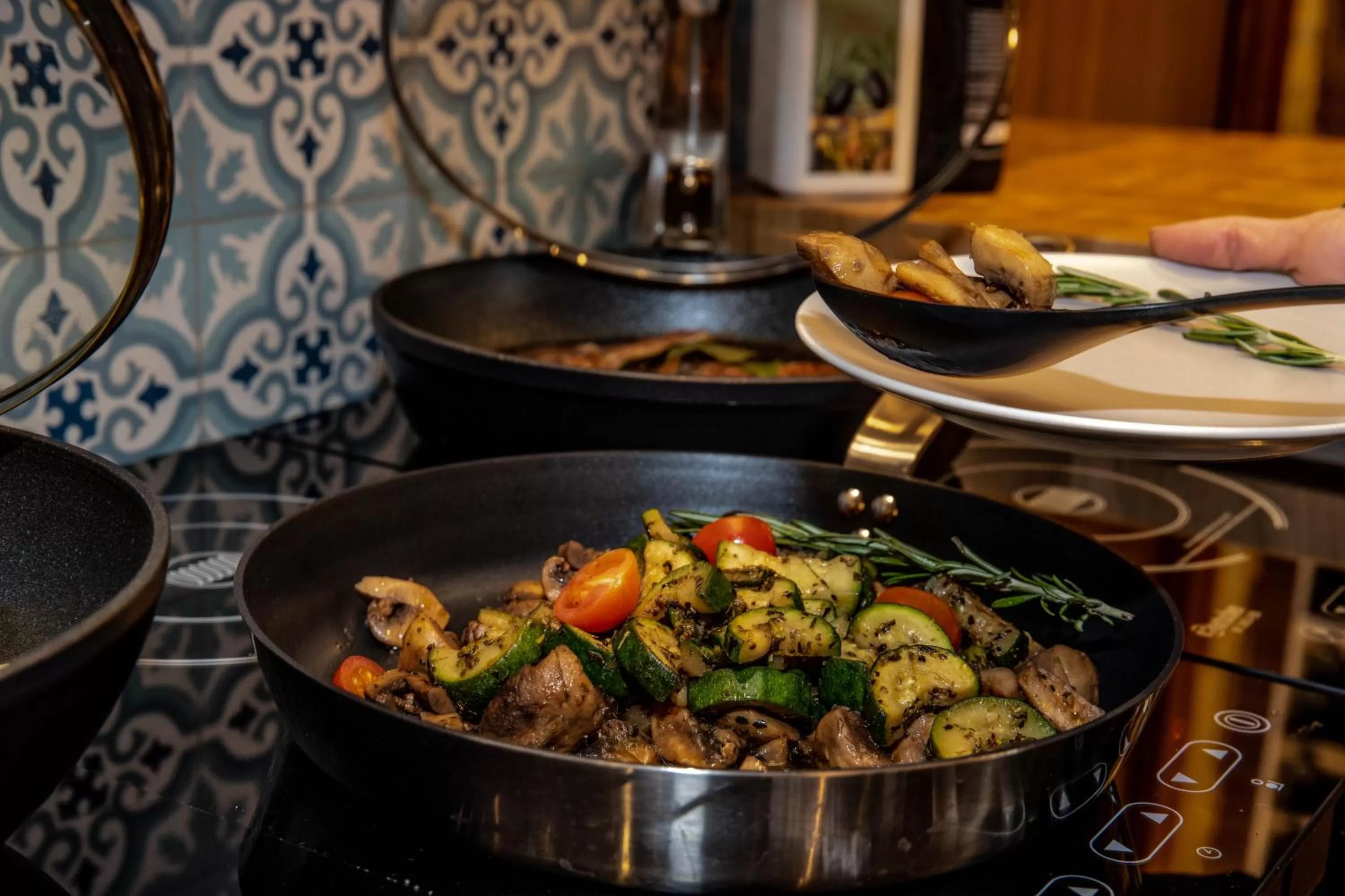 Restaurant/places to eat in Hotel Bacchus