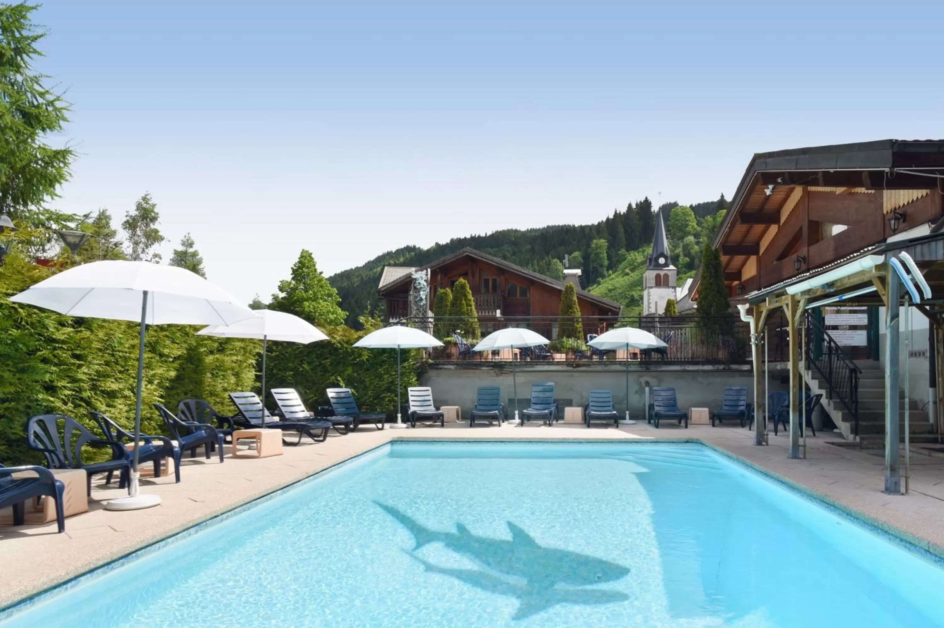 Swimming pool in Loc'Hotel Alpen Sports