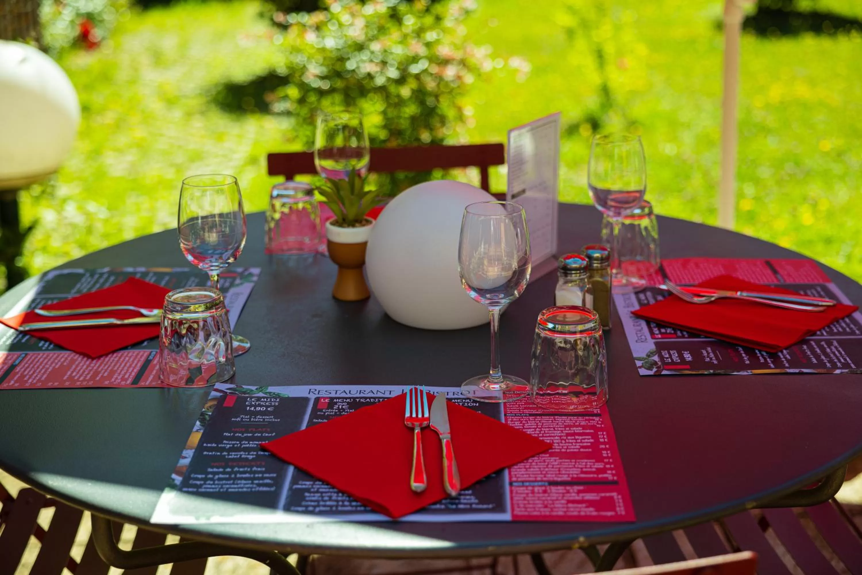 Patio in ibis Lyon Nord