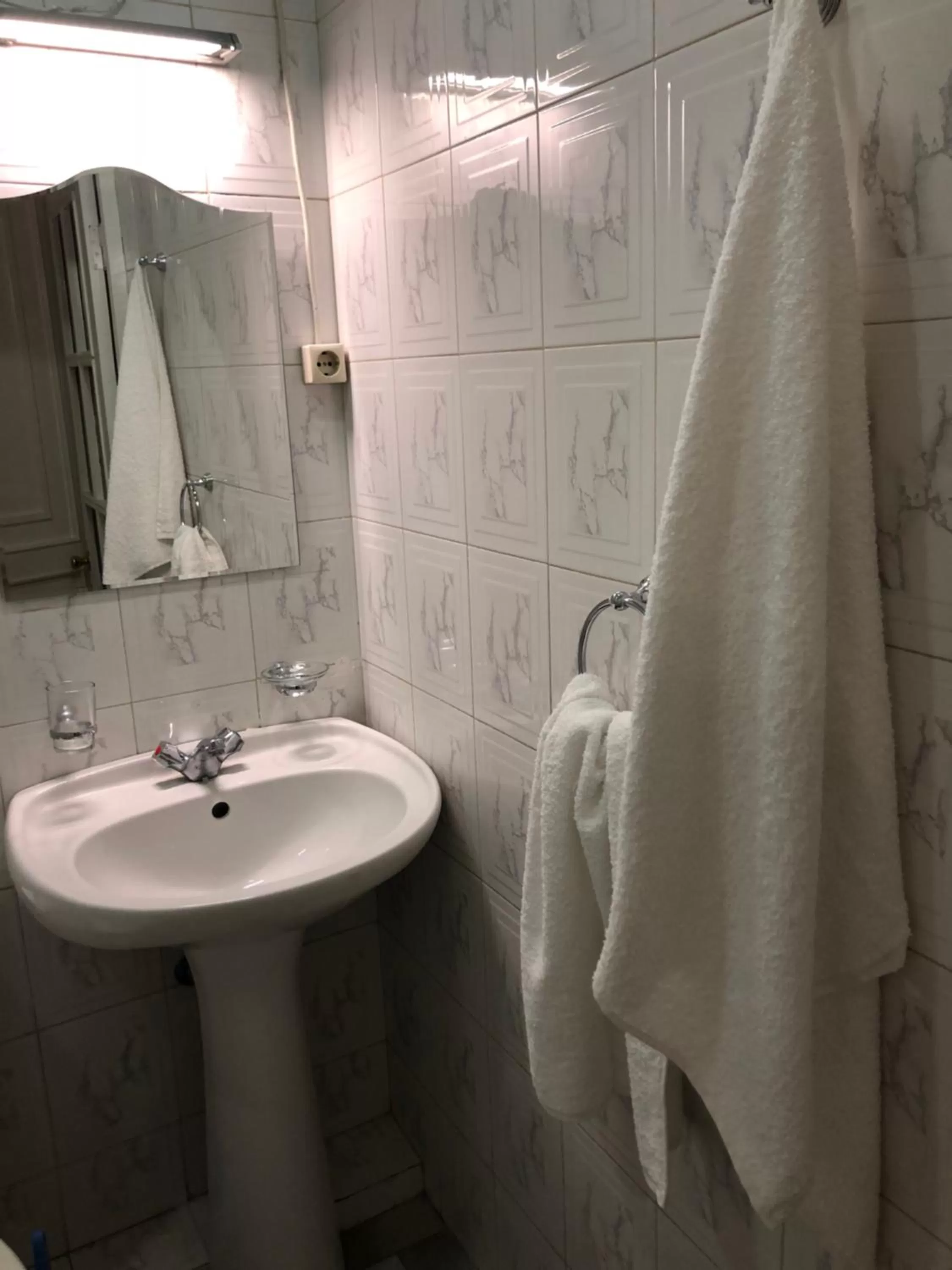 Bathroom in Elross Hotel