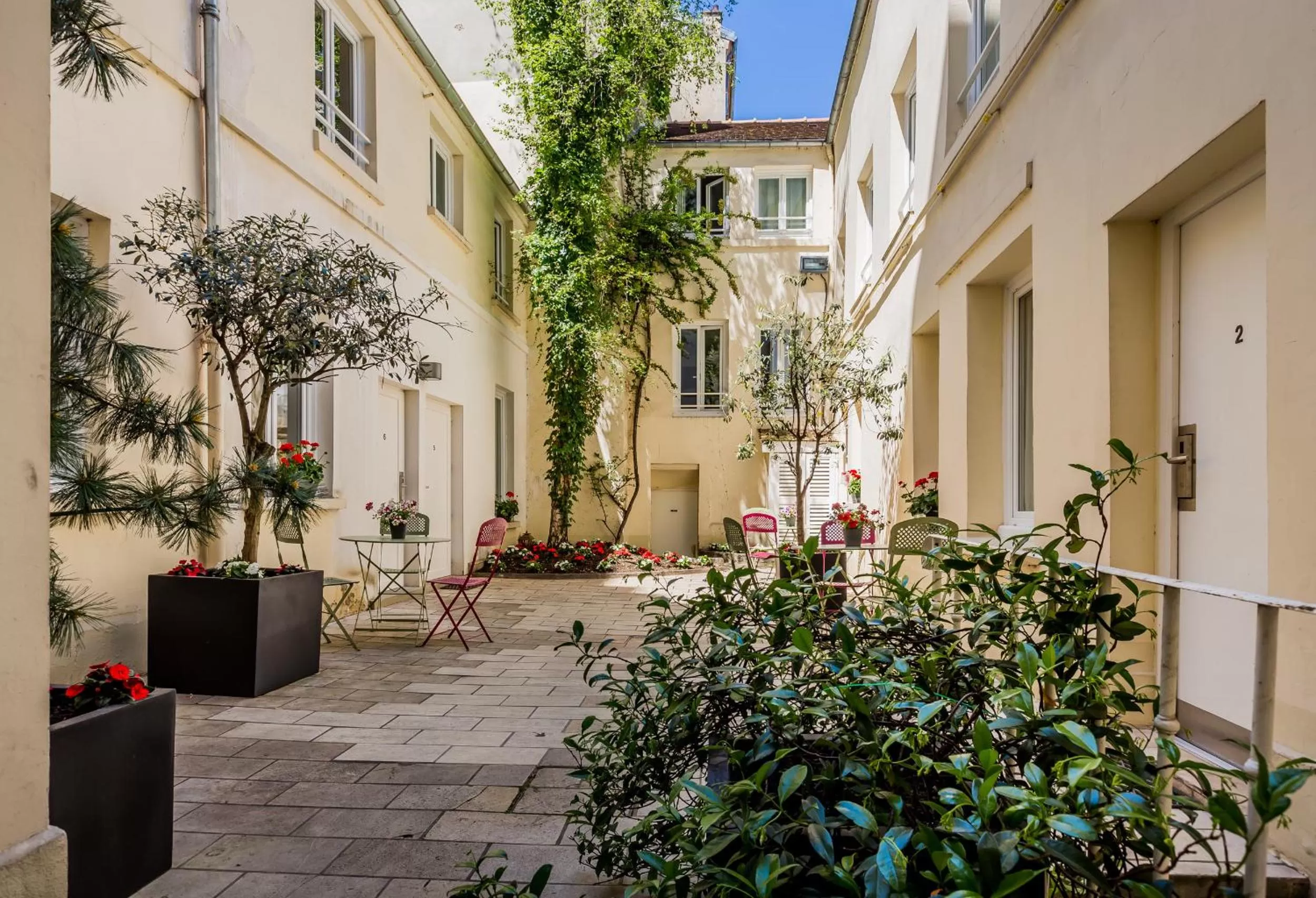 Property building in The Originals City, Hôtel Lecourbe, Paris Tour Eiffel