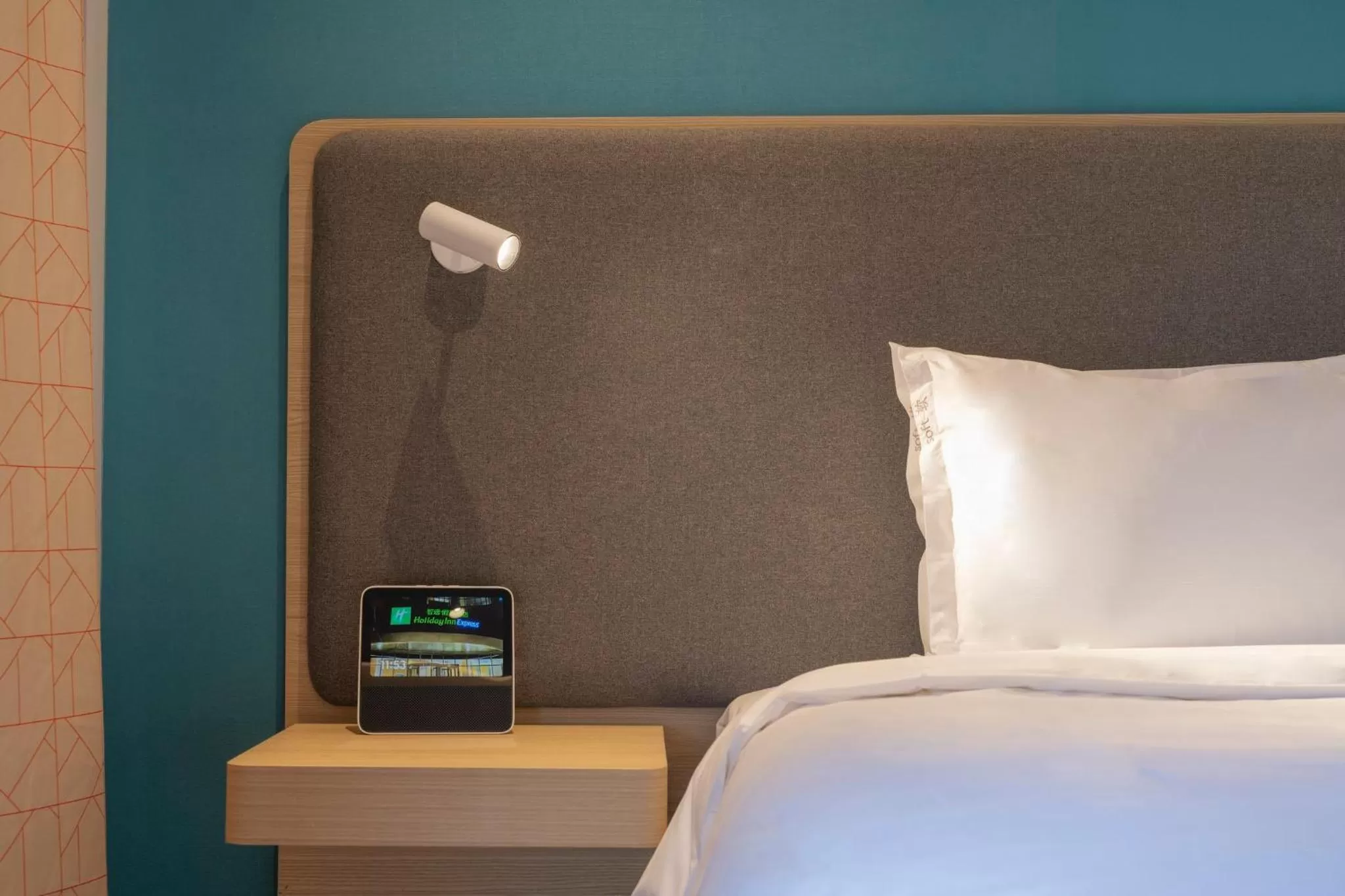 Photo of the whole room, Bed in Holiday Inn Express Shanghai Pudong Zhangjiang by IHG - 20 minutes to New International Expo Center and Disneyland