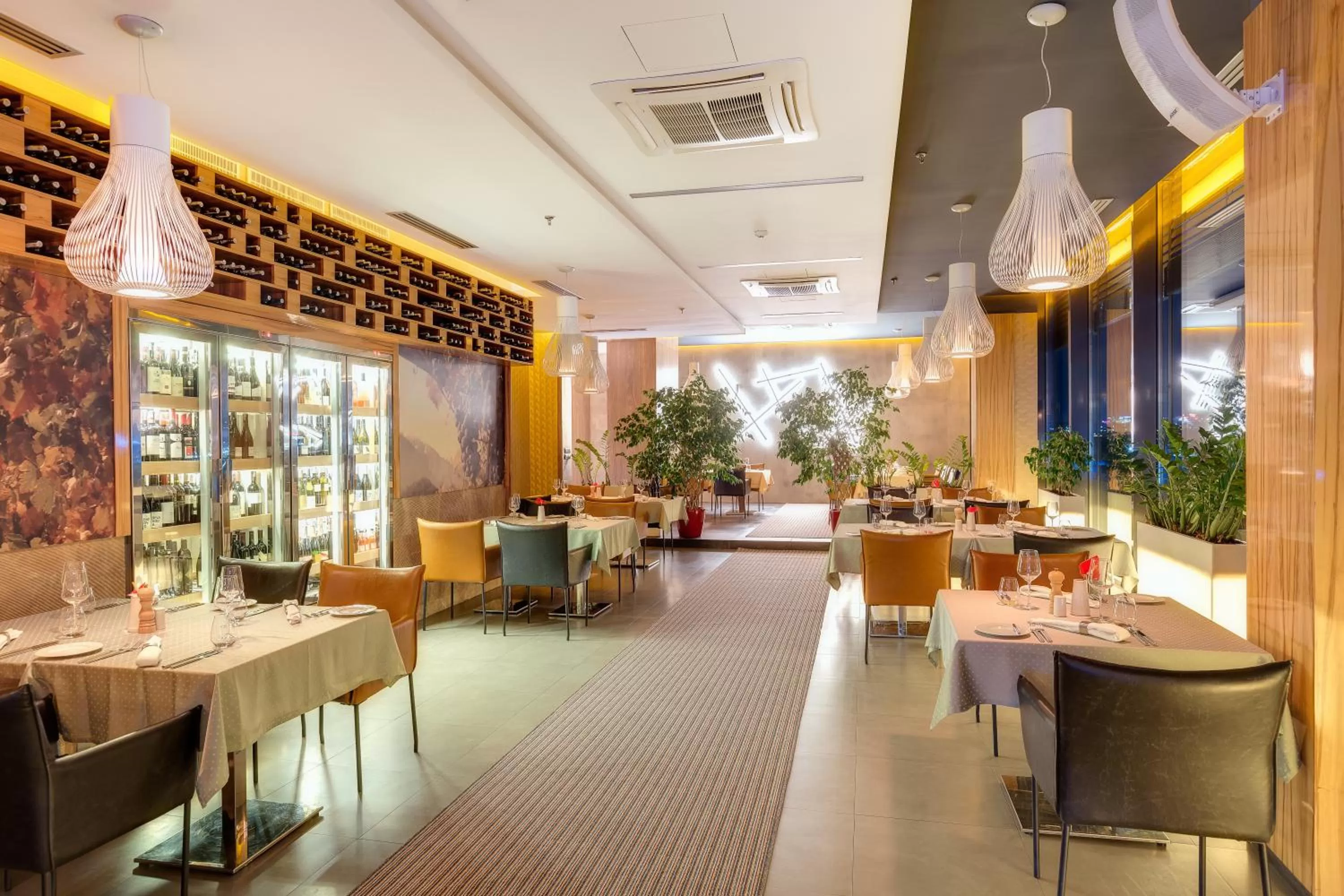 Restaurant/places to eat in Emerald Hotel