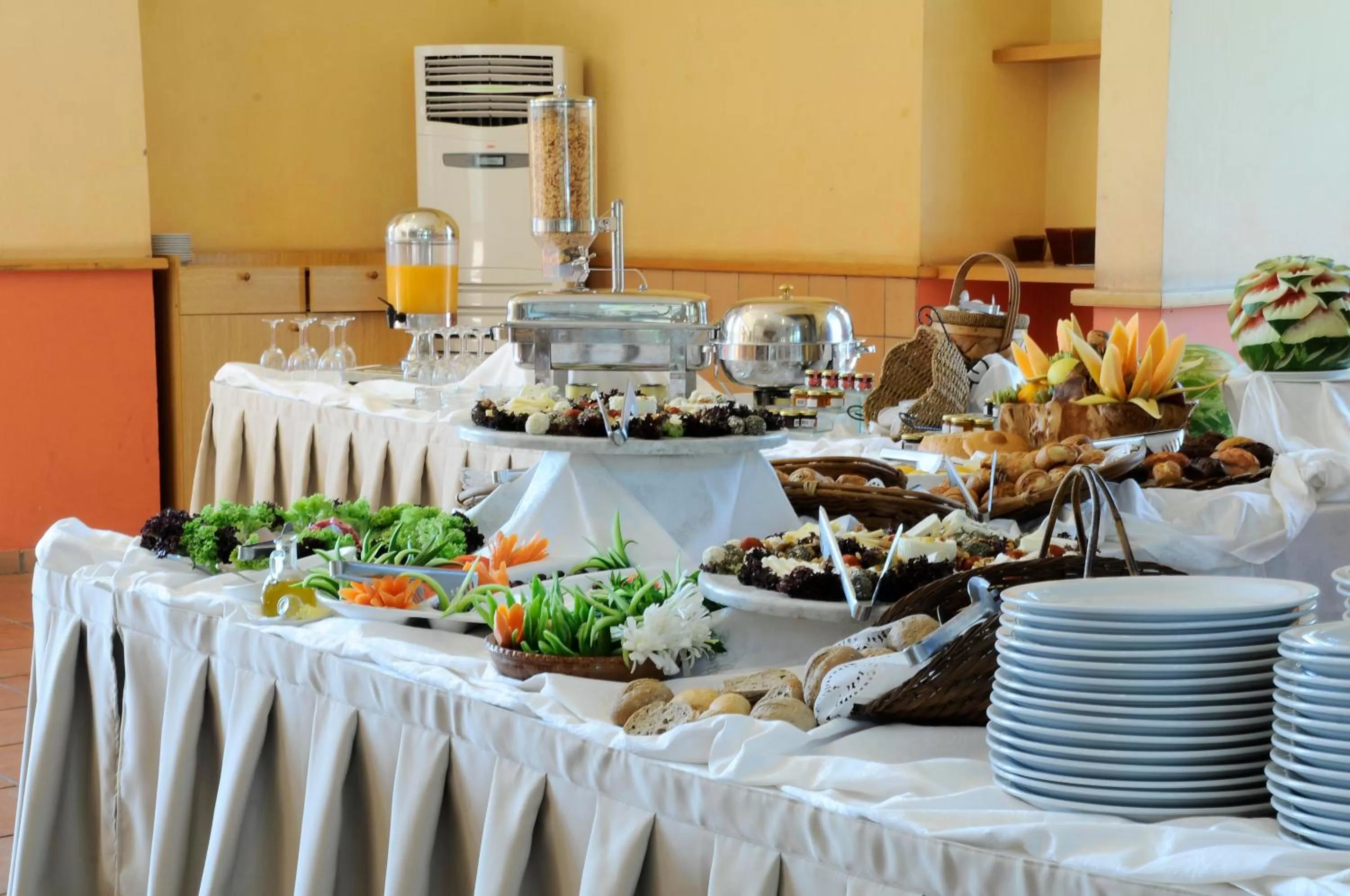 Food and drinks in Country Lodge Hotel & Resort Beirut