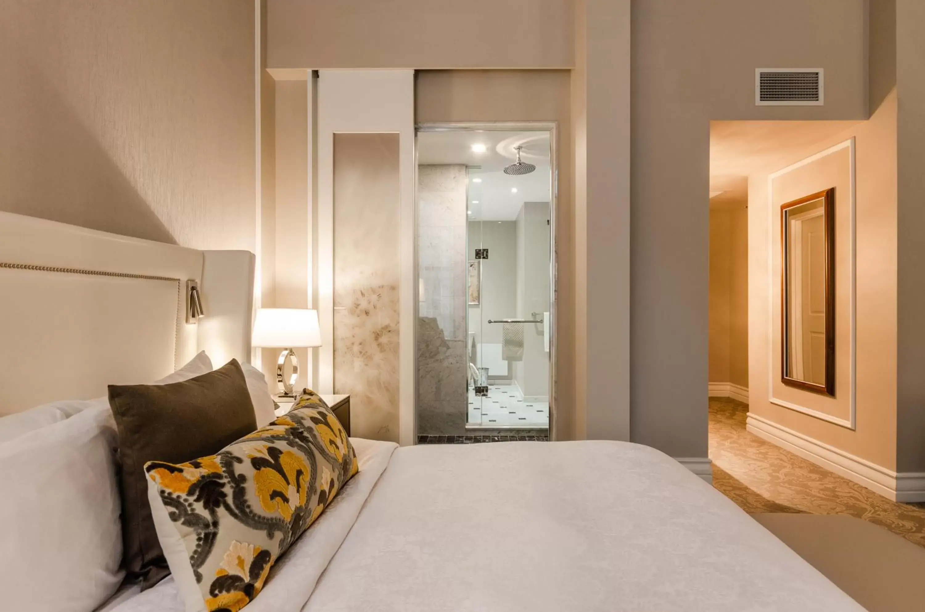 Classic Room 1 King Bed in Hôtel Birks Montréal Classic Room 1 King Bed in Hôtel Birks Montréal