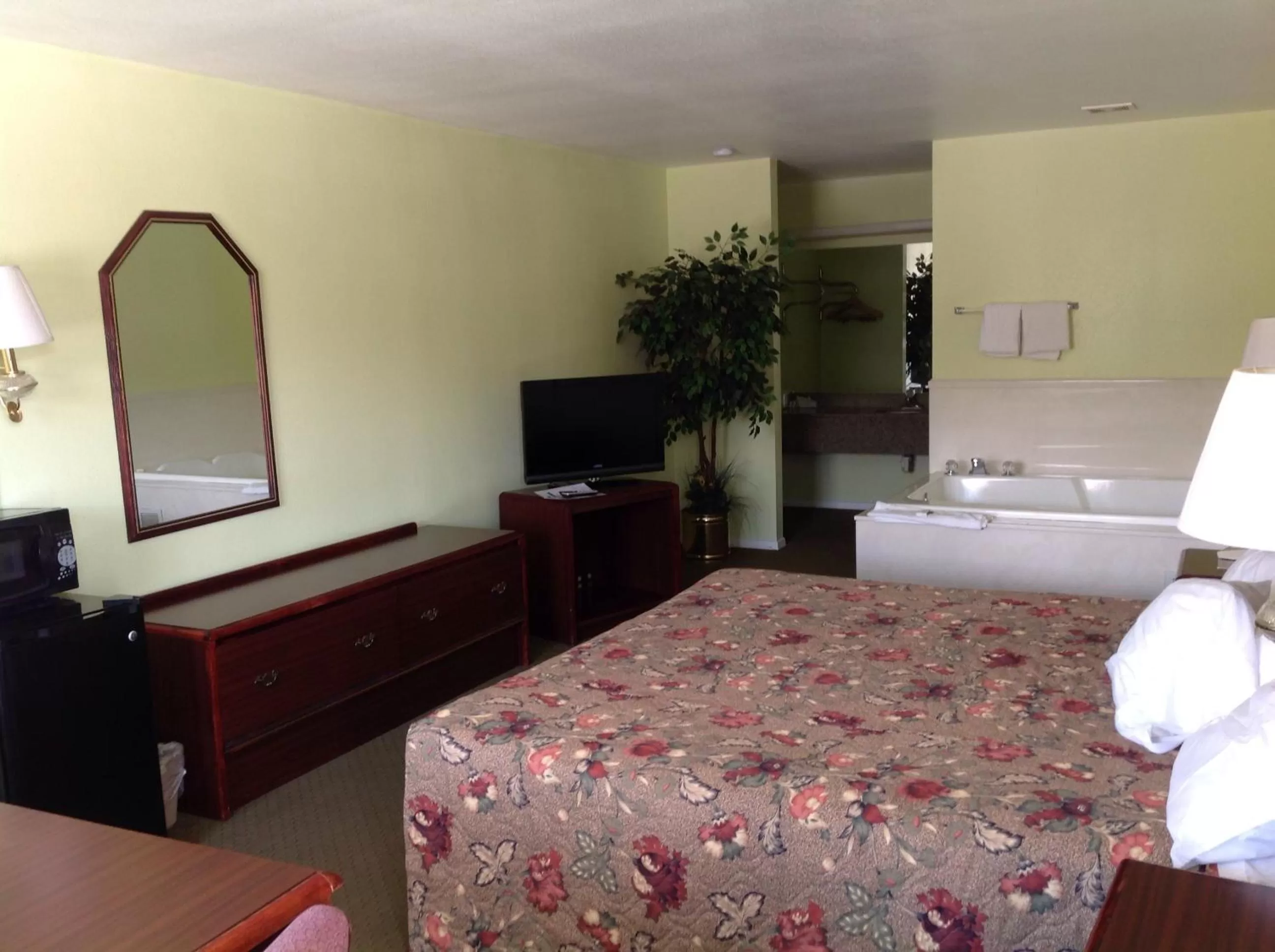 TV/Entertainment Center in Executive Inn Tulia