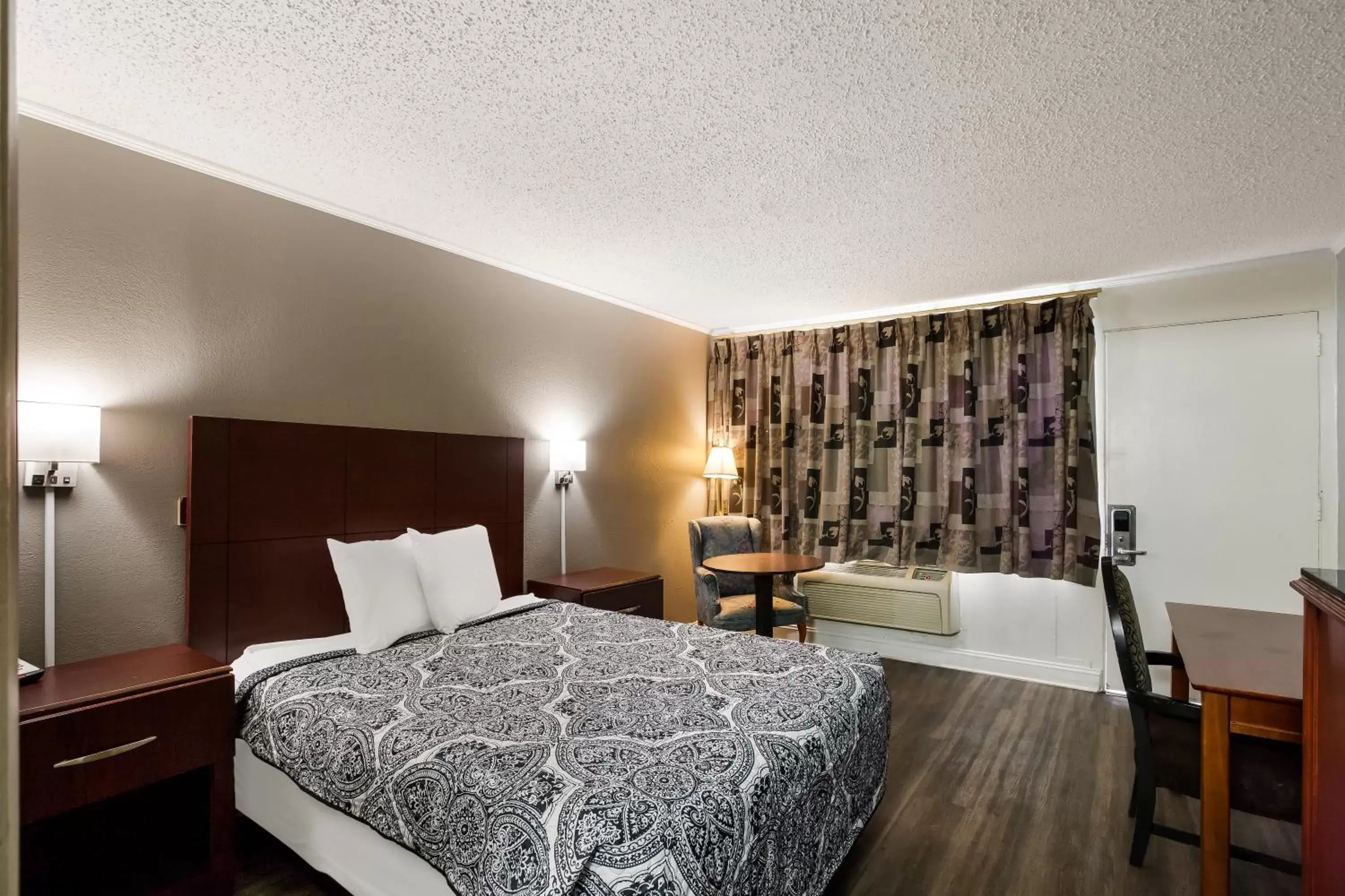 Queen Room in Knights Inn Fayetteville - Fort Bragg Queen Room in Knights Inn Fayetteville - Fort Bragg