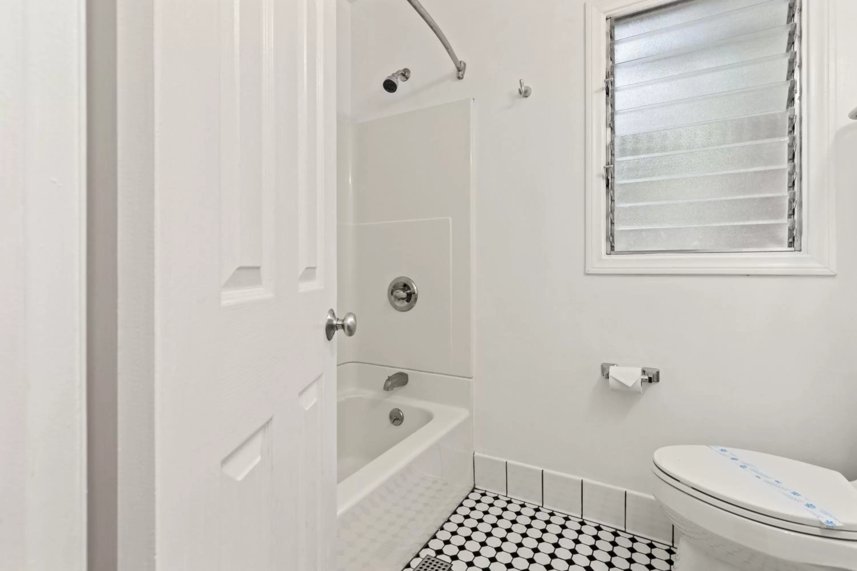 Shower in Ocean Lodge Santa Monica Beach Hotel