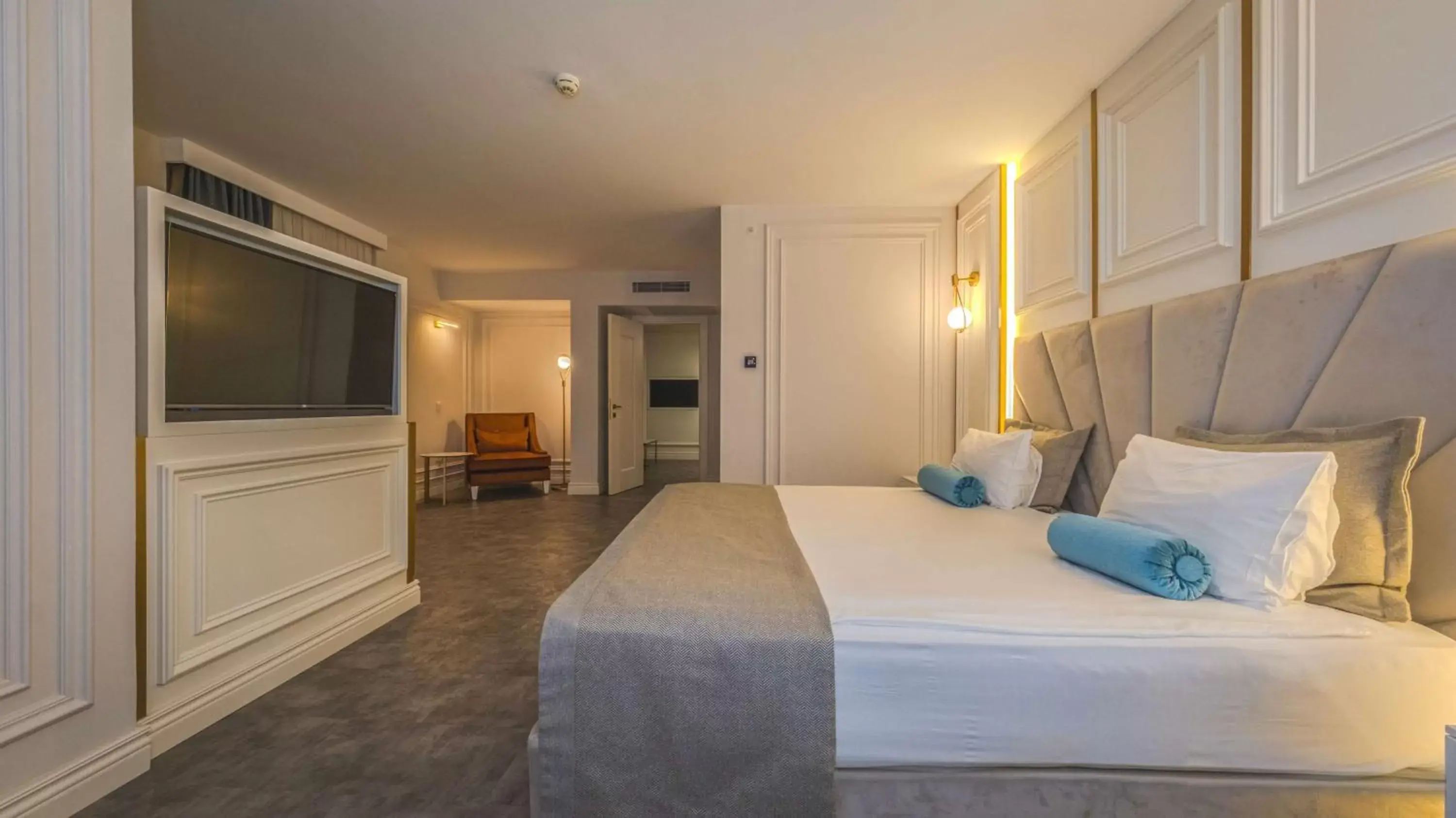 One-Bedroom King Suite with Hot Tub and Sofa Bed - Sea View/Non-Smoking in Best Western Plus Khan Hotel One-Bedroom King Suite with Hot Tub and Sofa Bed - Sea View/Non-Smoking in Best Western Plus Khan Hotel