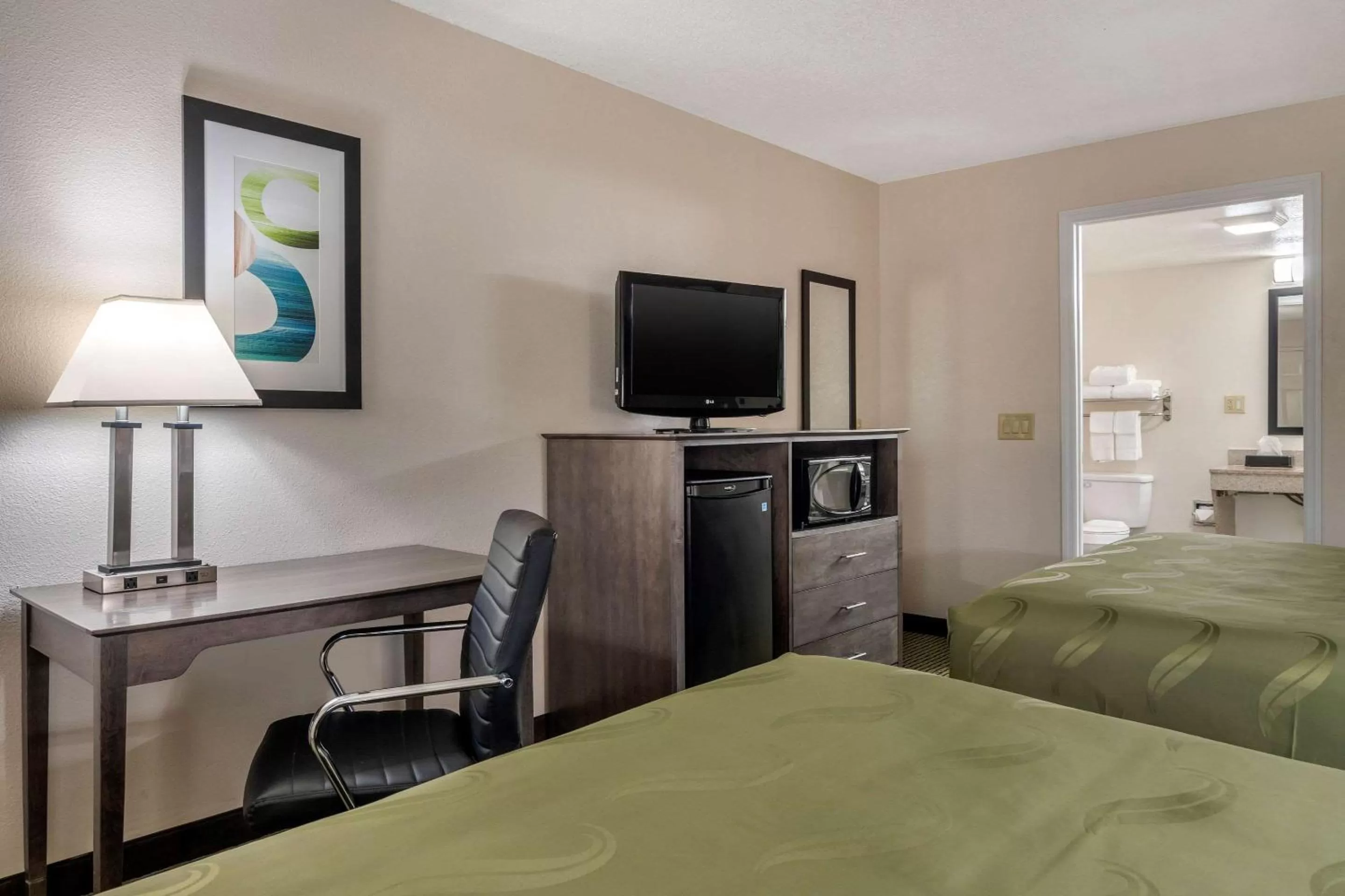 Photo of the whole room, Bed in Quality Inn McDonough Atlanta South