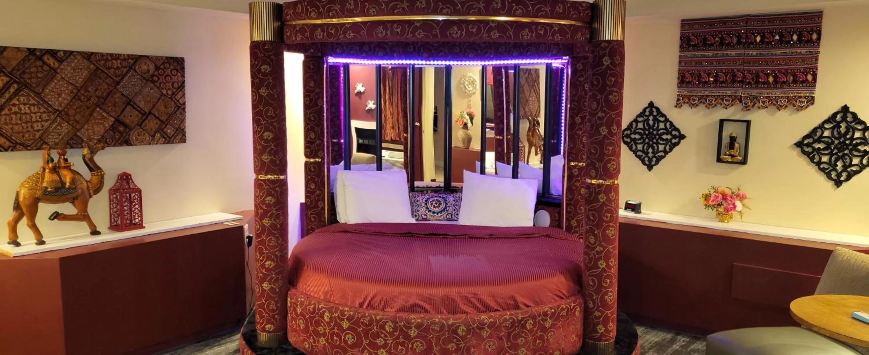 Bed in Inn of the Dove Harrisburg-Hershey Romantic Suites