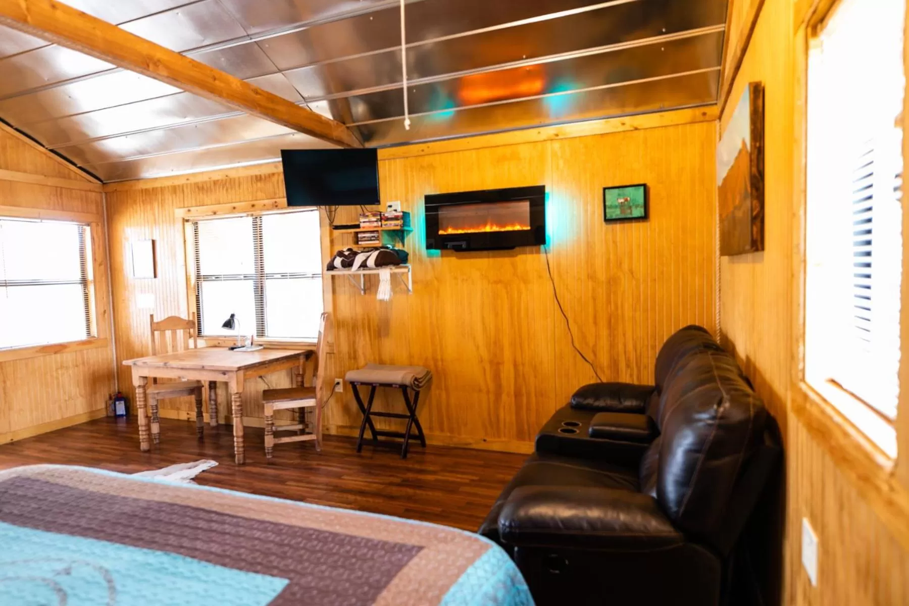 Living room in Walnut Canyon Cabins