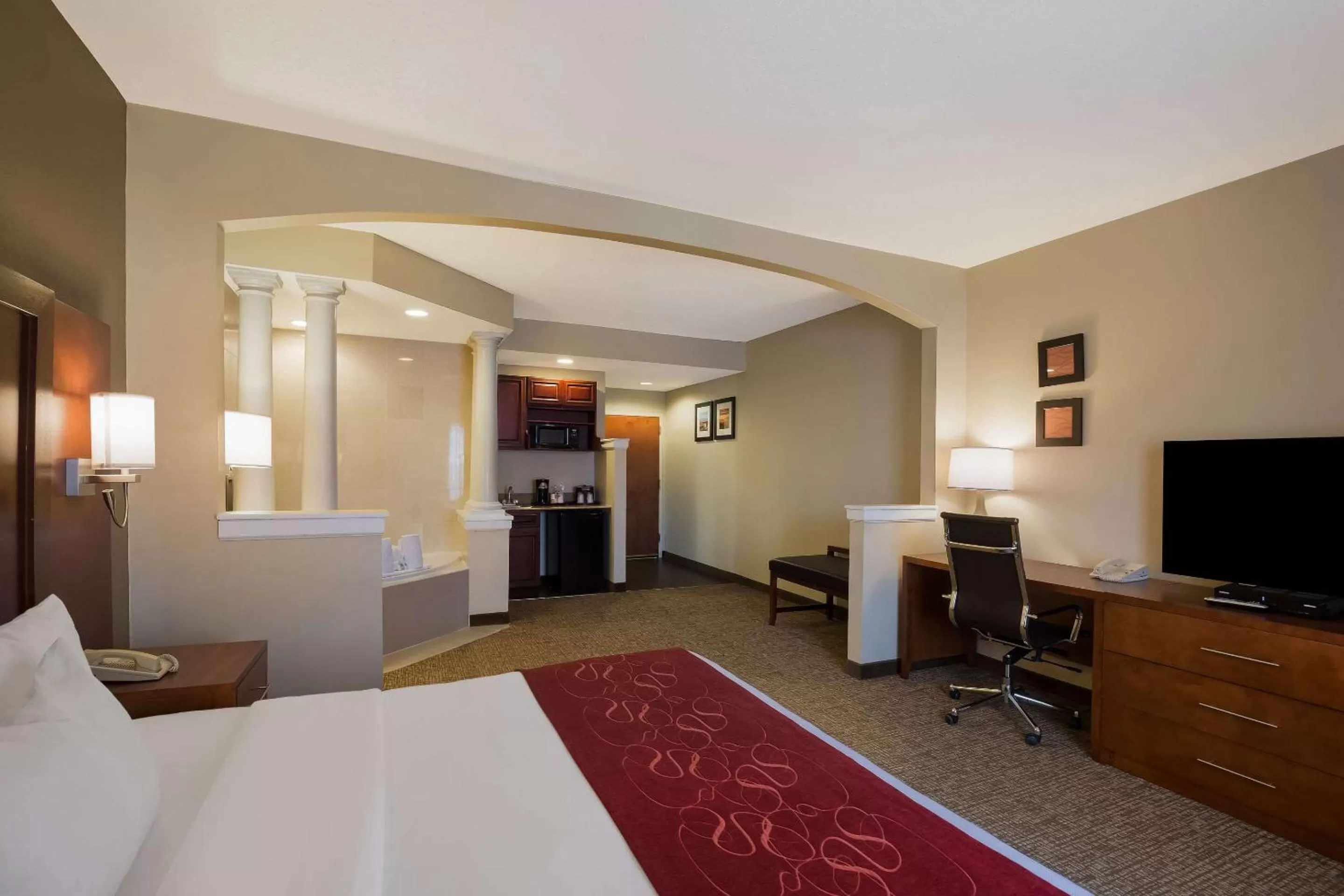 Bedroom, Bed in Comfort Suites Near University