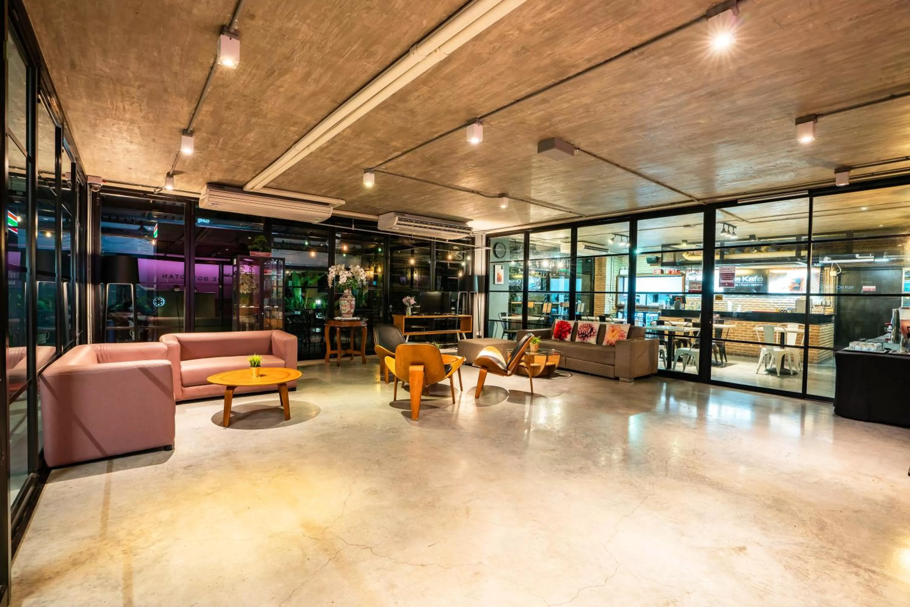 Lobby or reception in De Botan Srinakarin Hotel & Residence