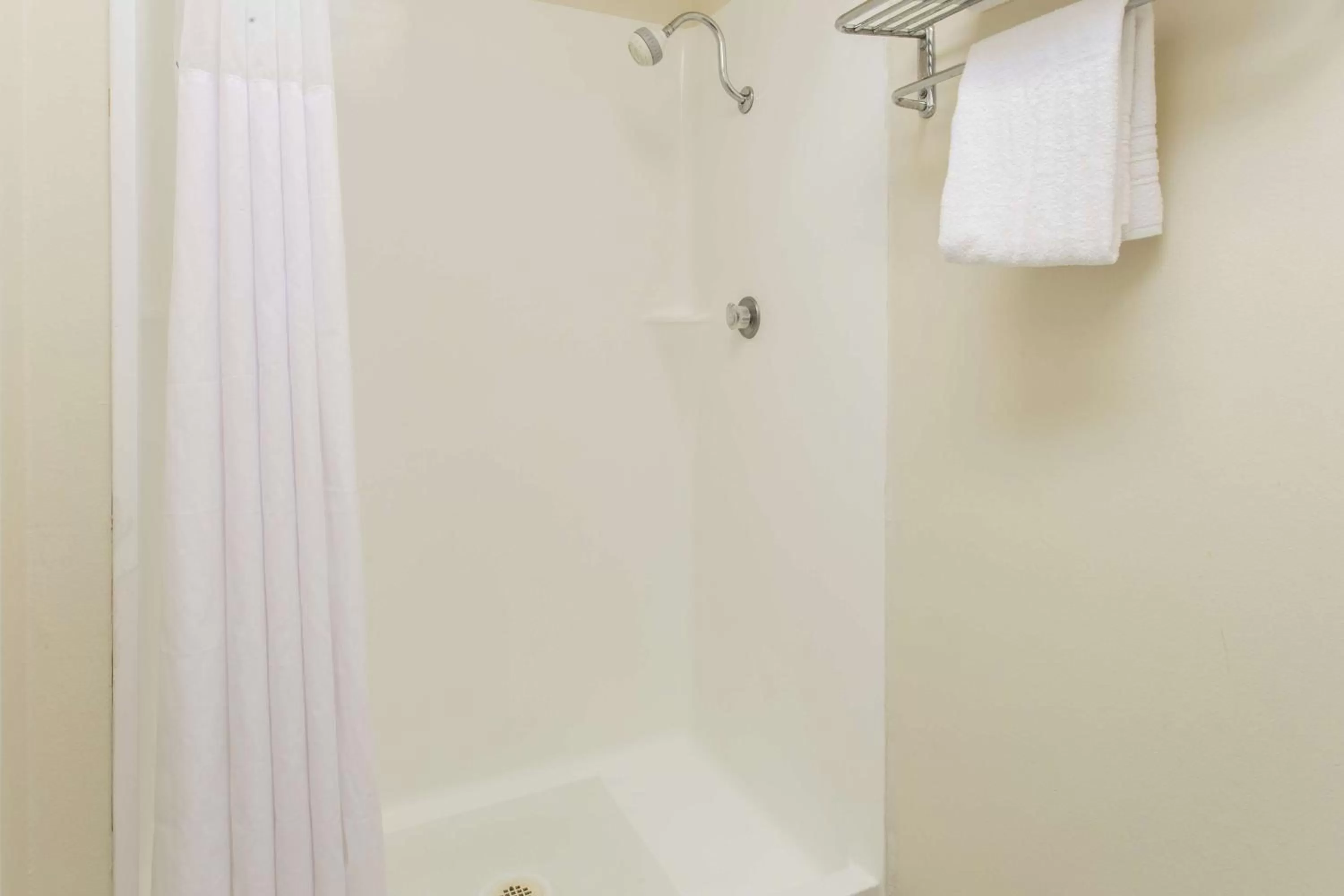 King Room with Courtyard View - Non-Smoking in Days Inn by Wyndham Modesto