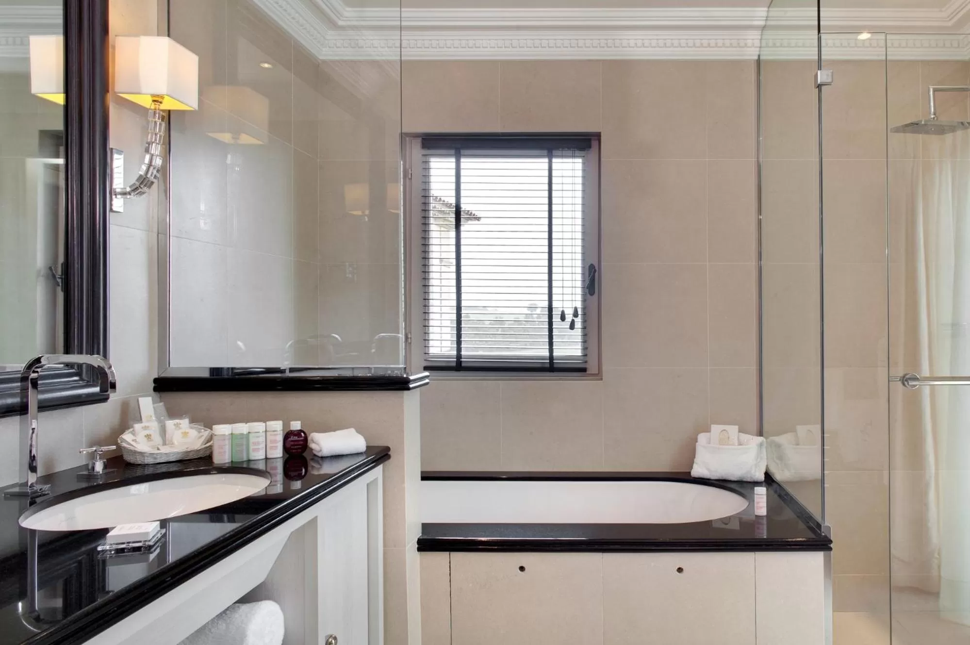 Bathroom in Hôtel de Pavie