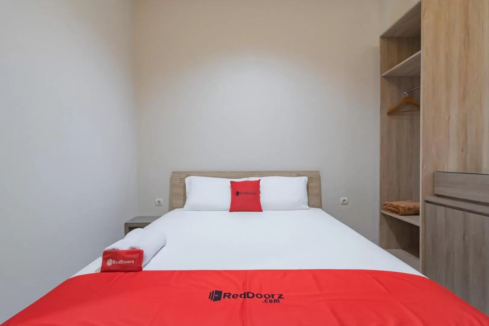 Bedroom, Bed in RedDoorz Plus @ Cirebon City Center