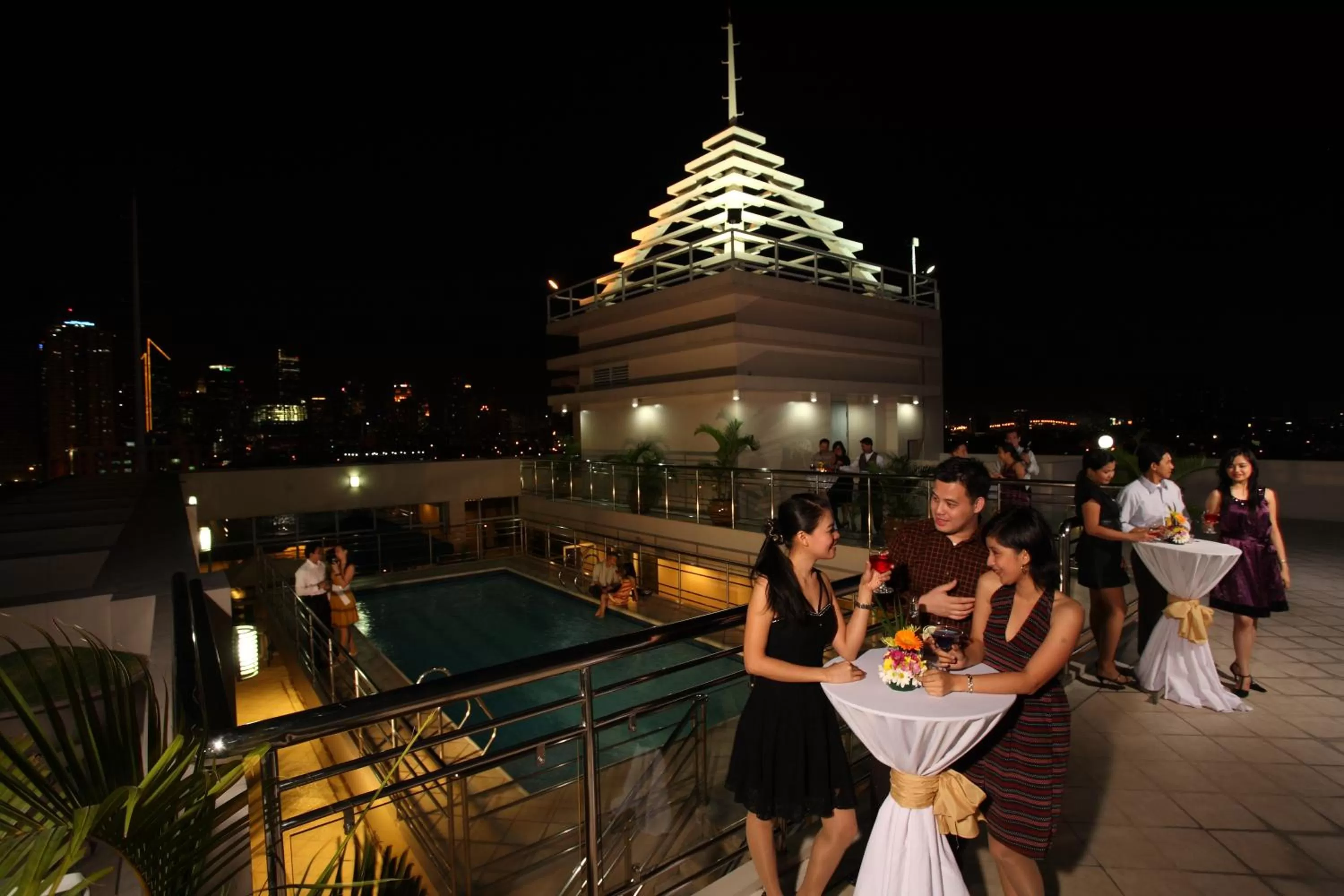 People in Herald Suites Solana