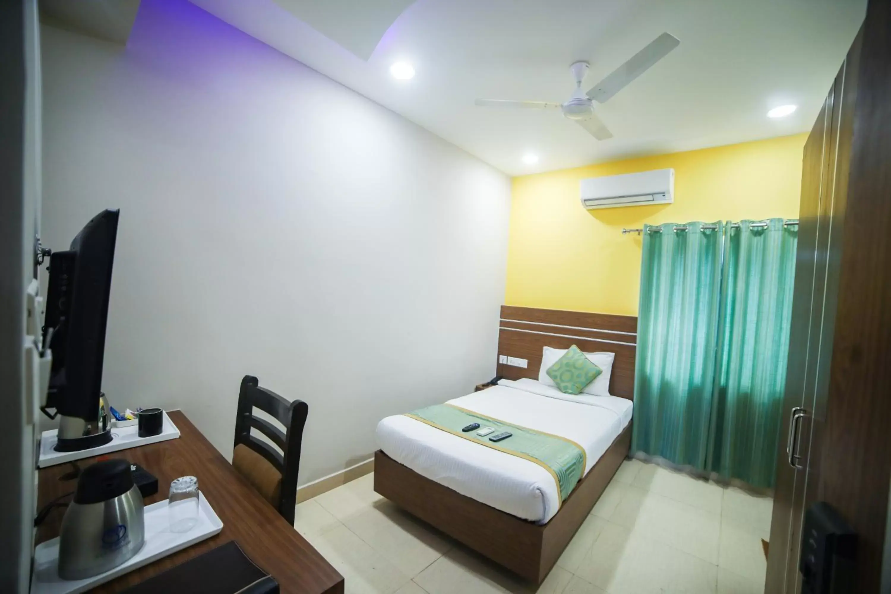 Single Room in Hotel Golden Leaves Single Room in Hotel Golden Leaves