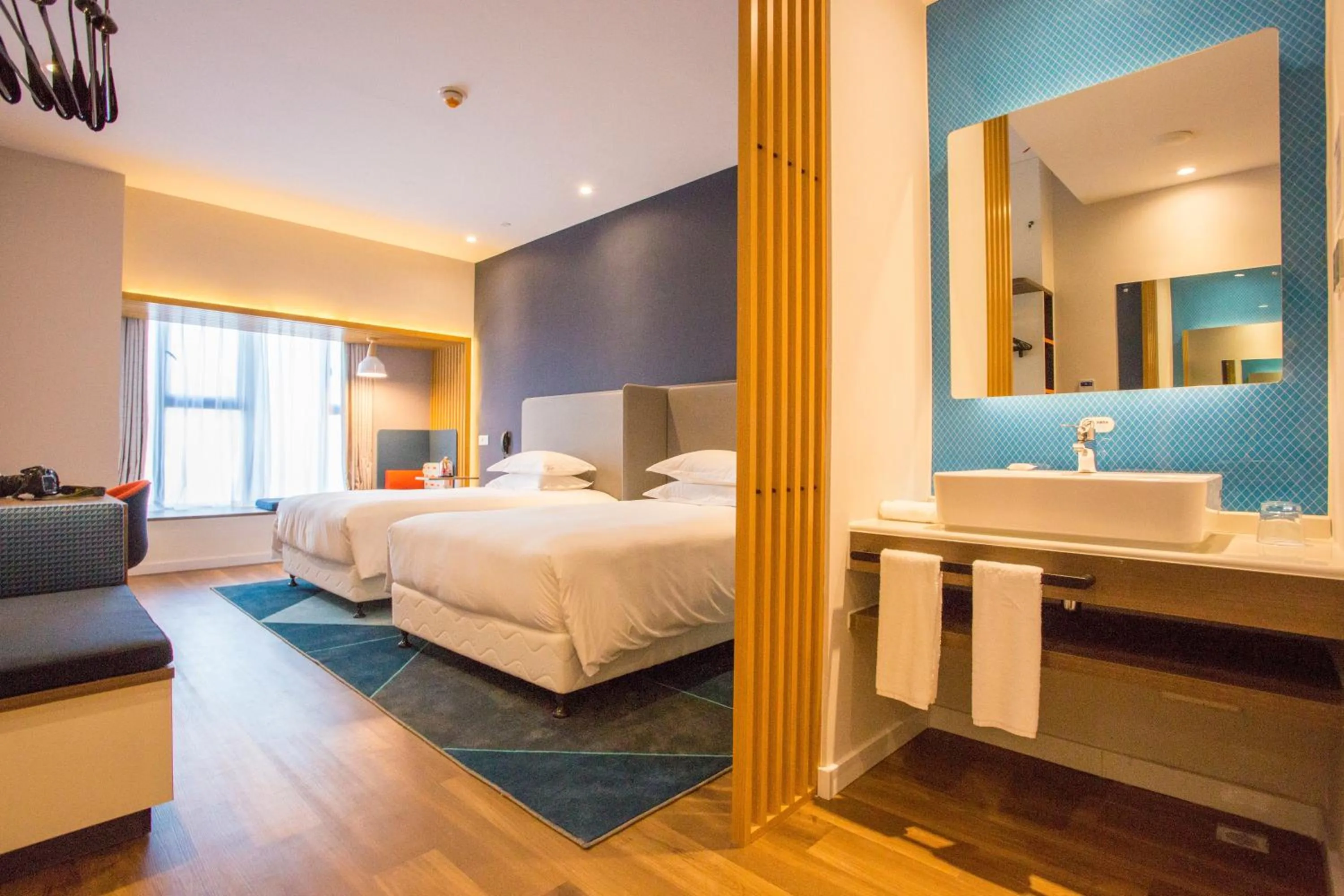 Photo of the whole room, Bed in Holiday Inn Express - Wuhan Optical Valley by IHG