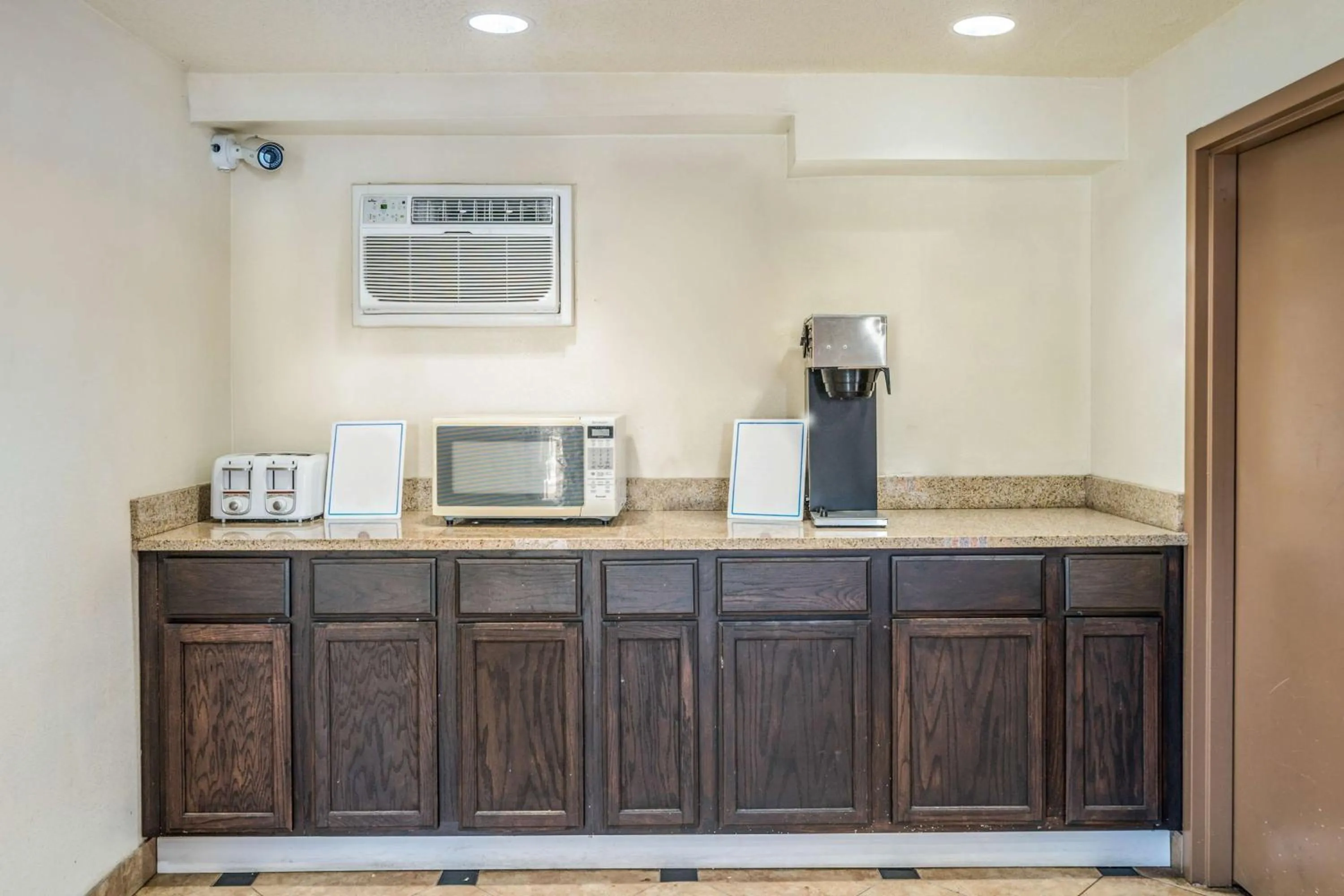 Restaurant/places to eat in Motel 6-Toms River, NJ