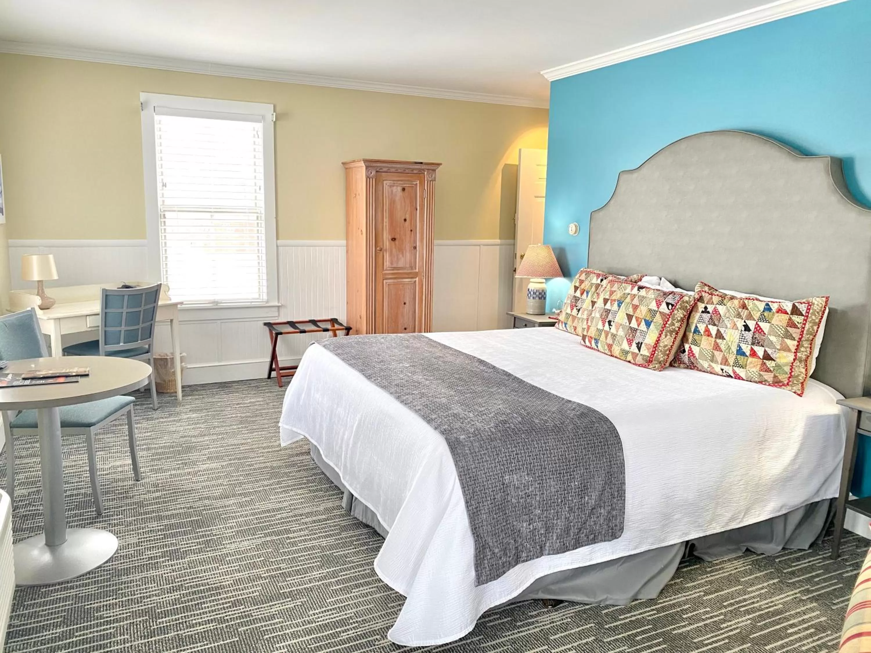 Bed in Harbor House Inn