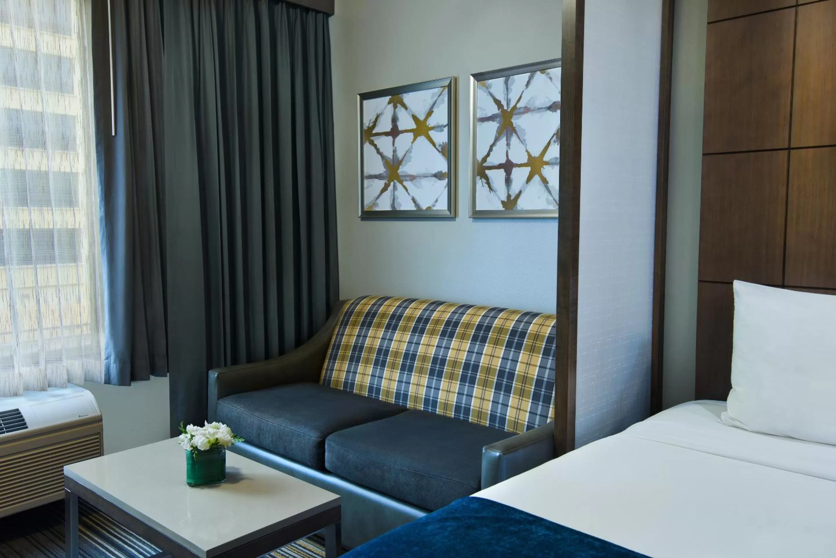 Seating area, Bed in Oxford Suites Spokane Downtown