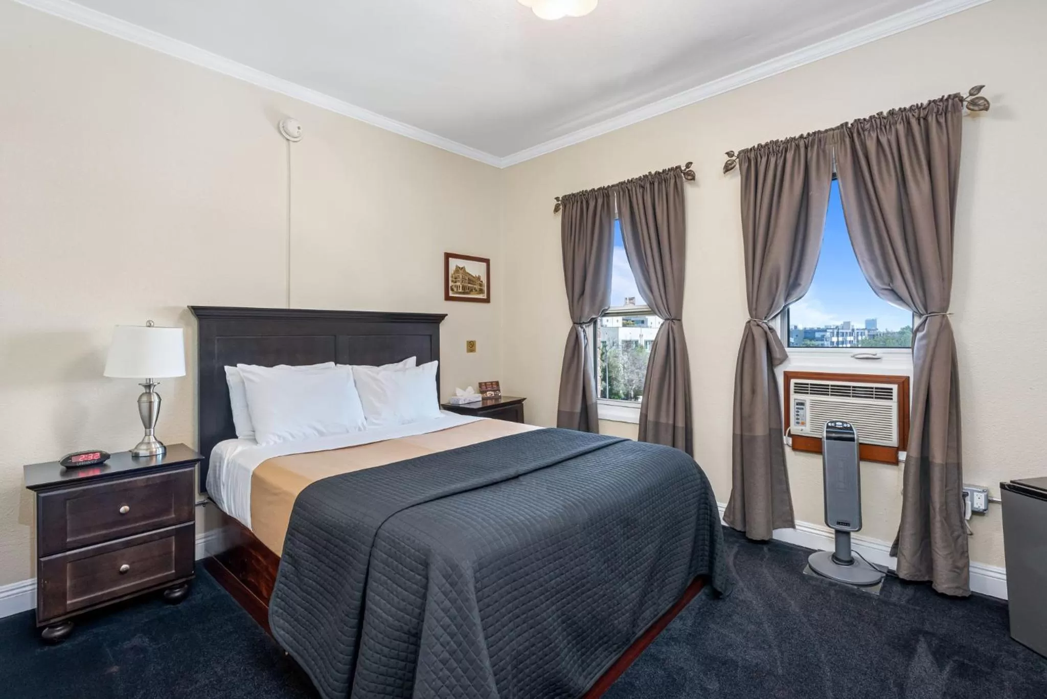 Photo of the whole room, Bed in Hollywood Historic Hotel