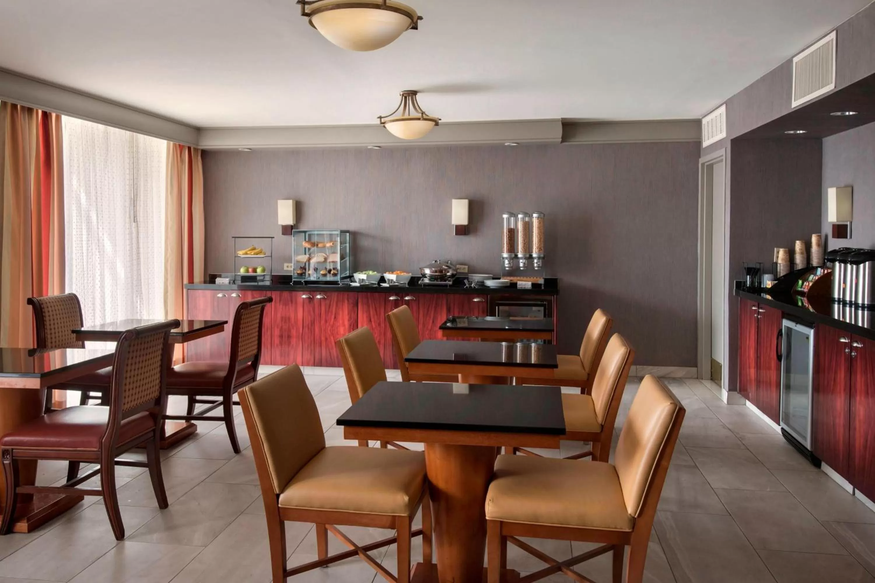 Lounge or bar in Marriott Park Ridge