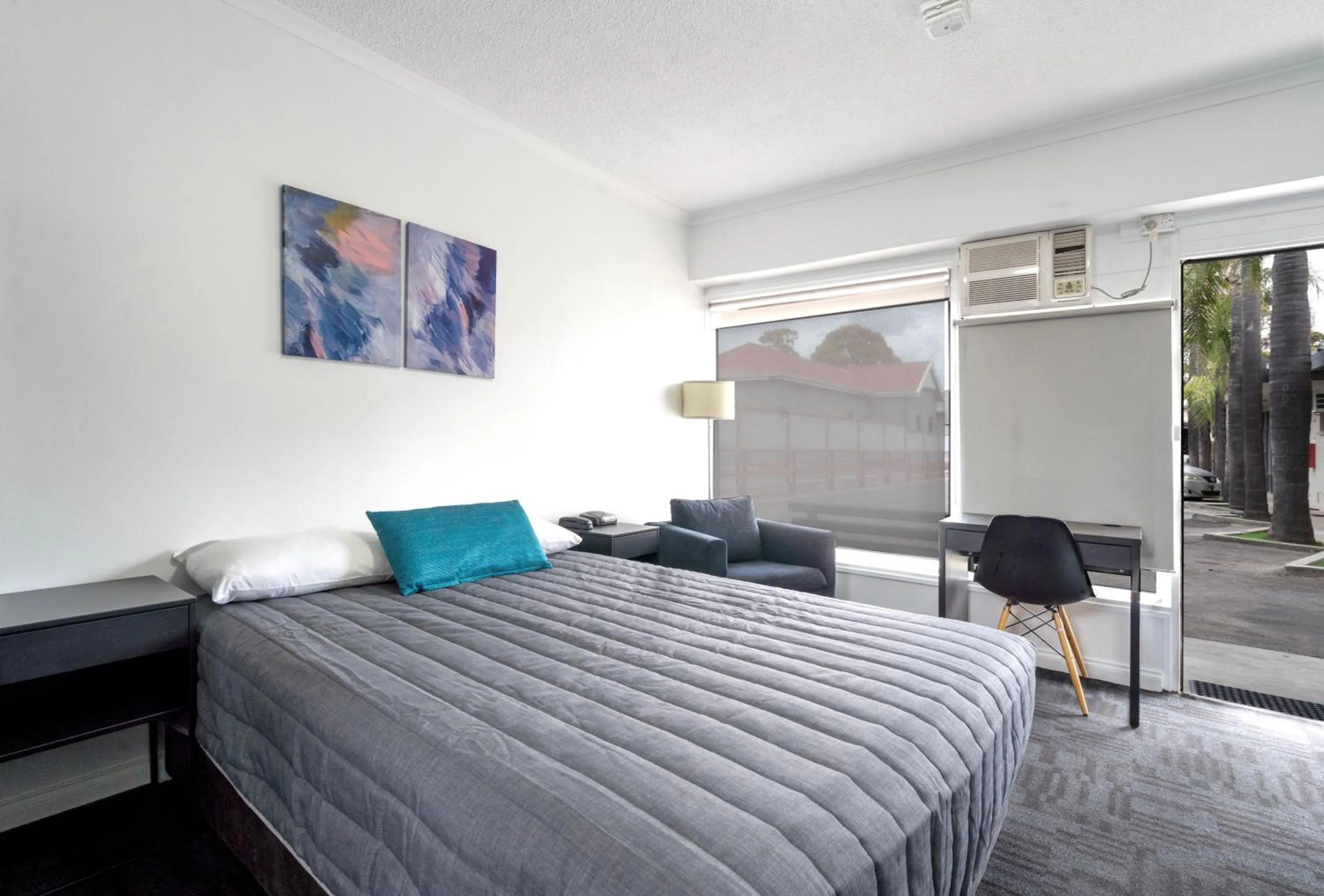 Bed in City West Motel