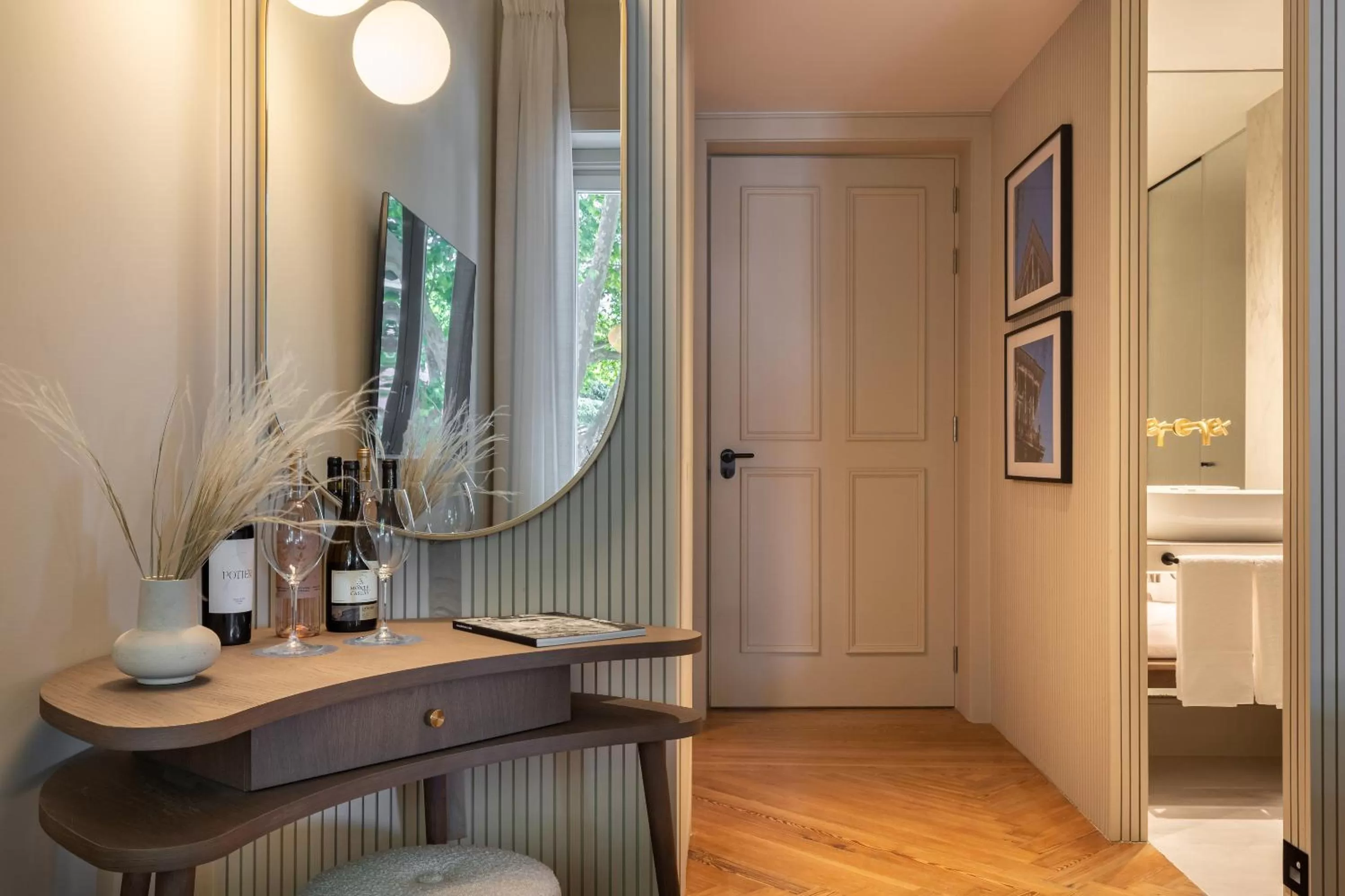 Photo of the whole room in Artsy Cascais