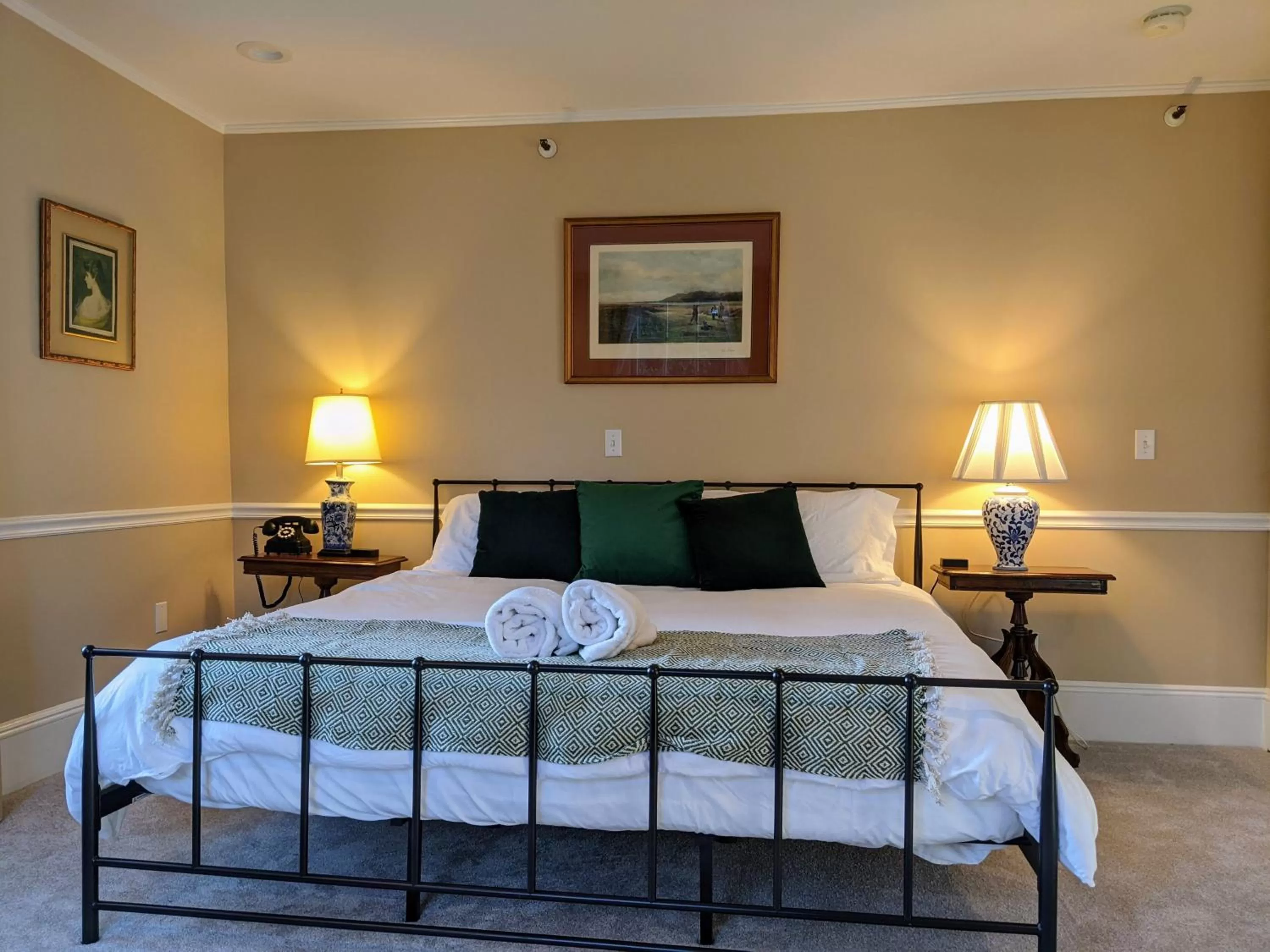Bed in Stanton House Inn
