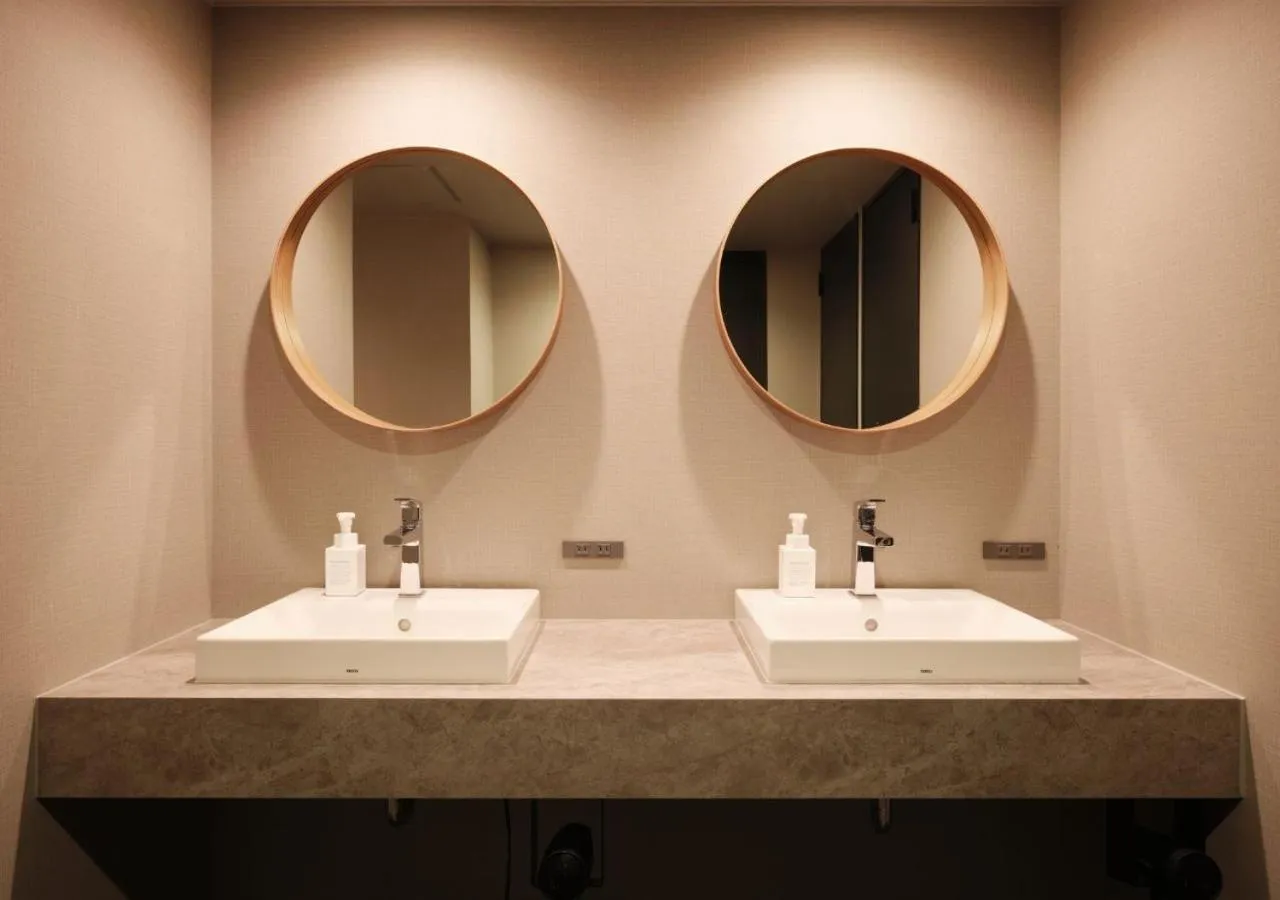 Shower in Hotel Graphy Nezu