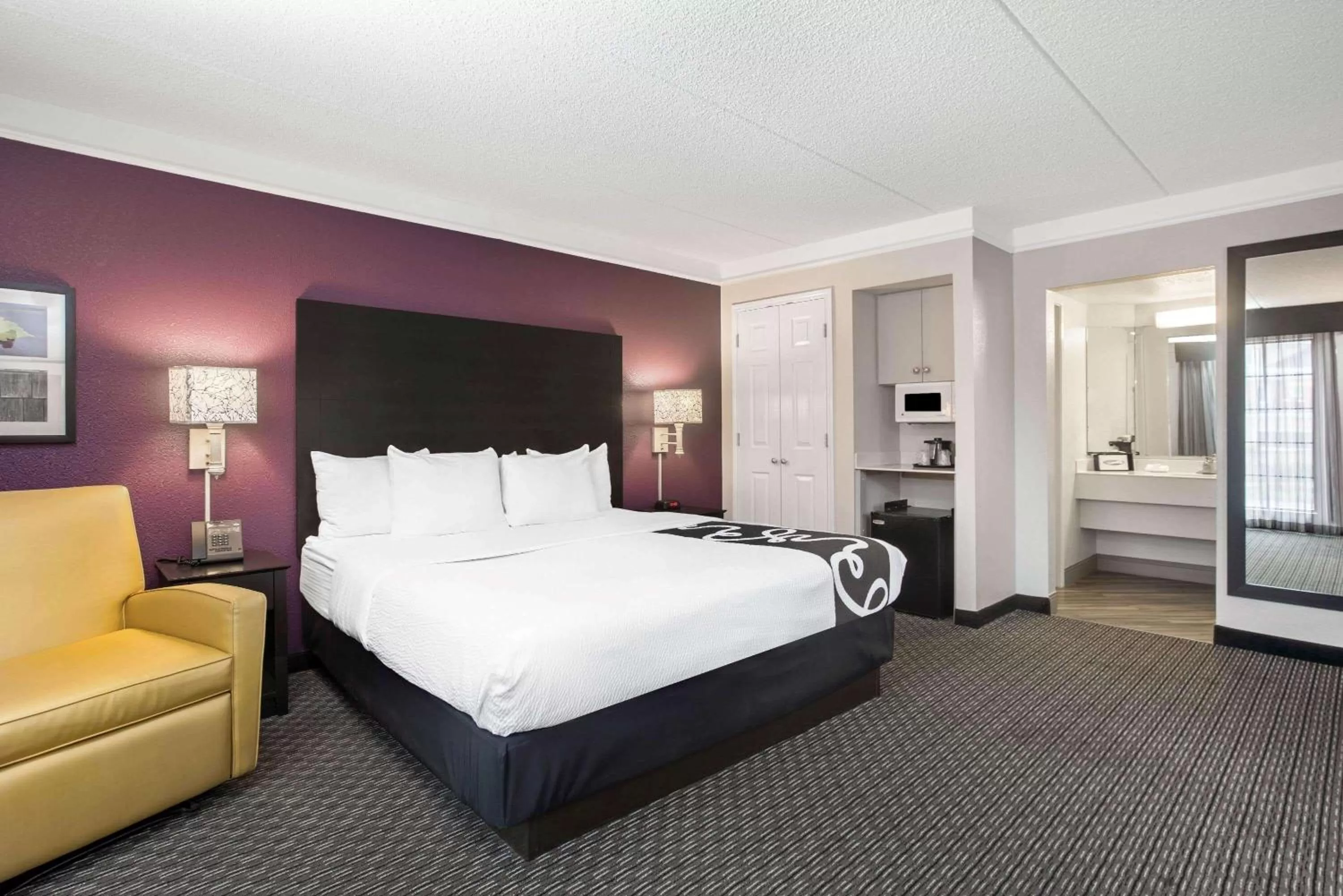 Photo of the whole room, Bed in La Quinta Inn by Wyndham Fresno Yosemite