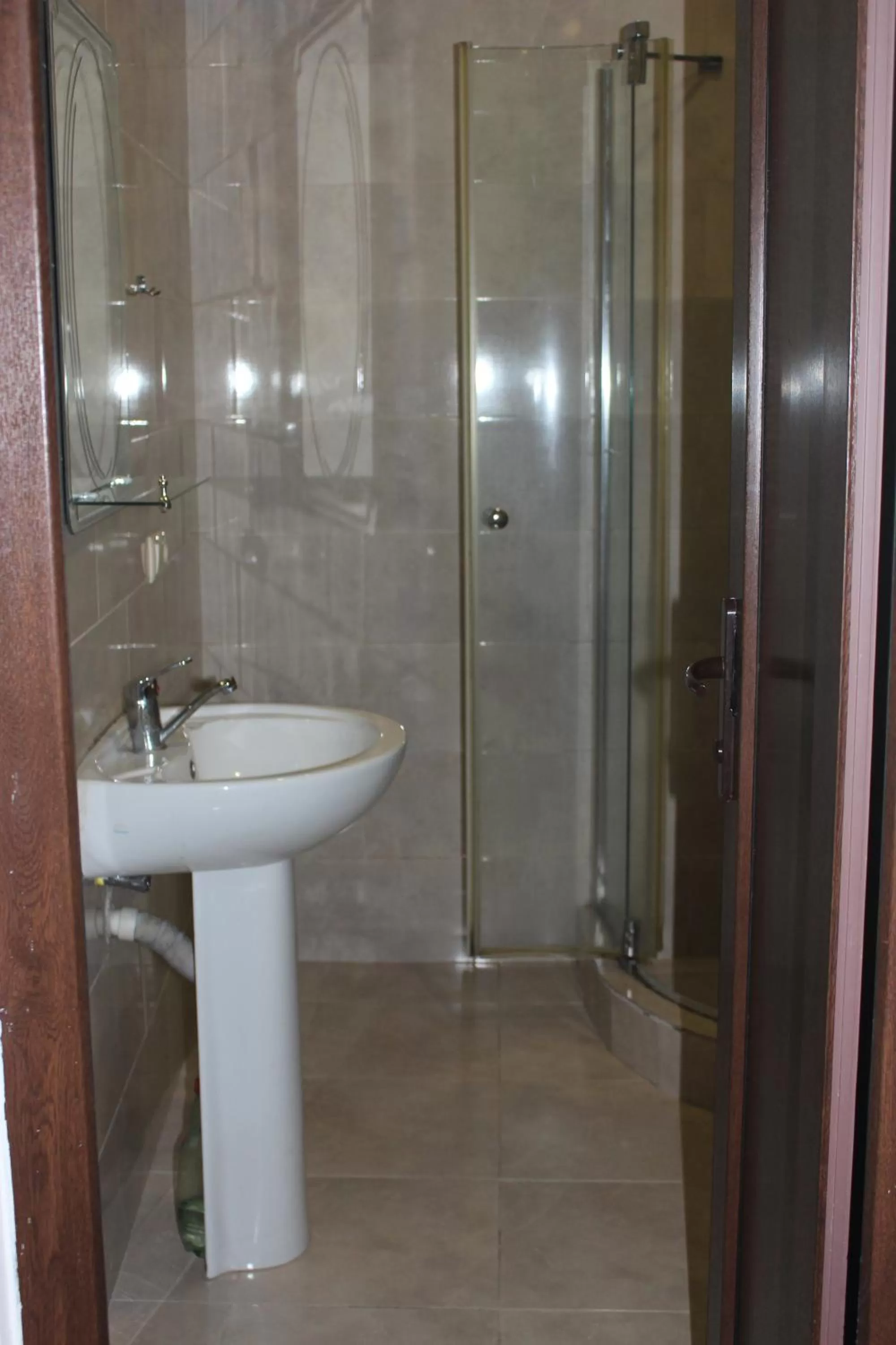 Bathroom in CATTALEYA