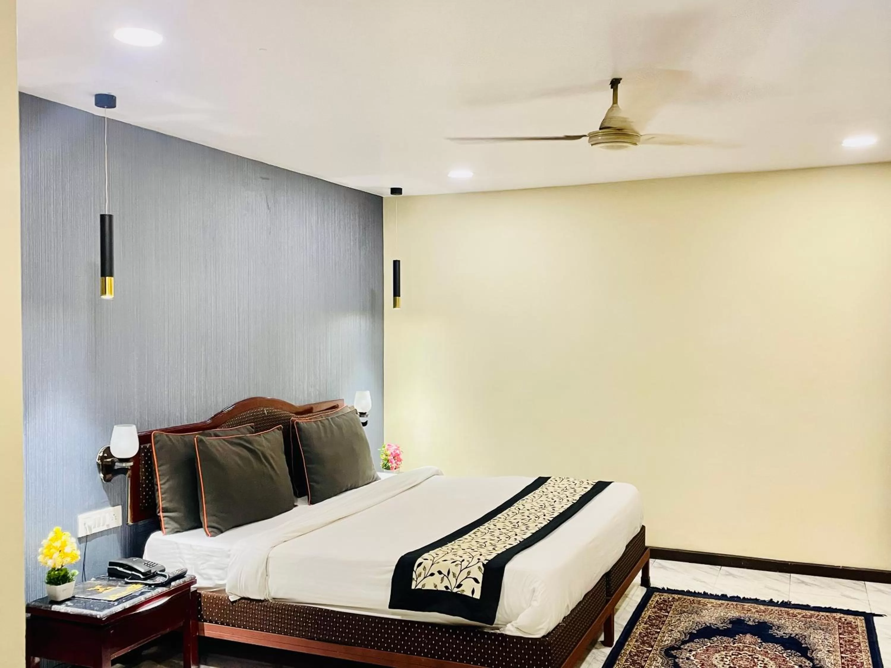 Bed in THE ROYAL PRESIDENCY INN