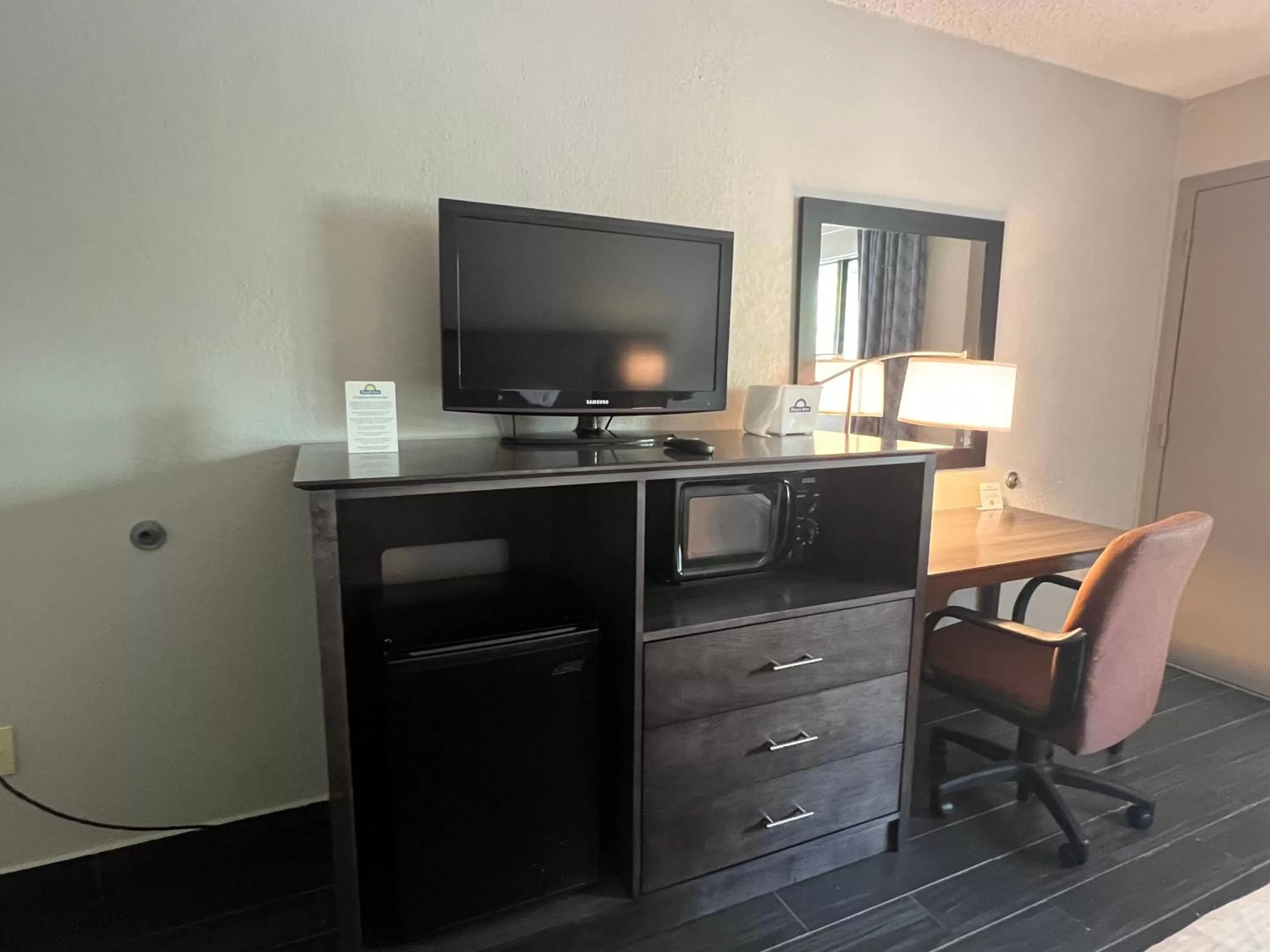TV and multimedia in Days Inn & Suites by Wyndham Monroe