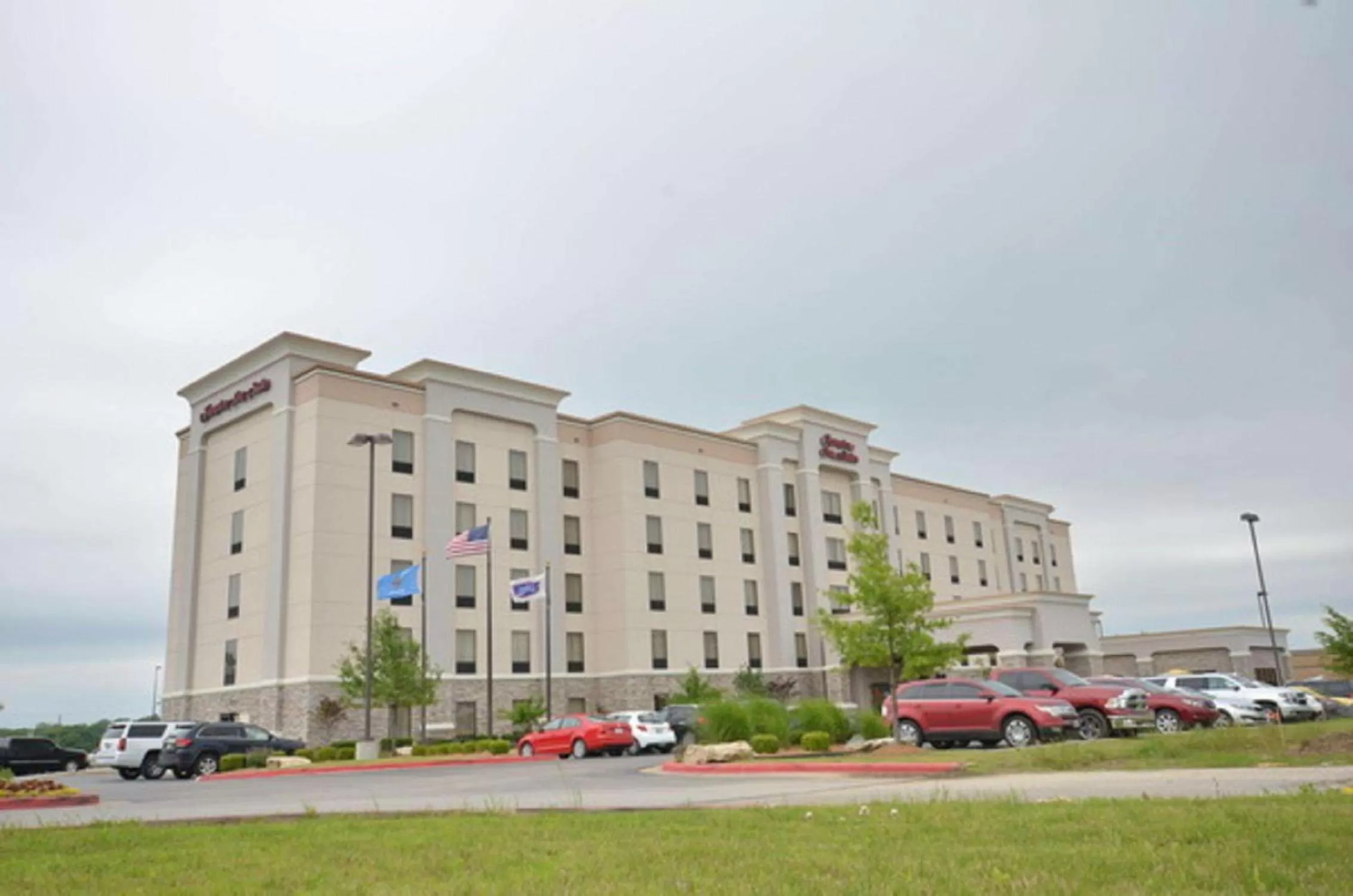 Property building in Hampton Inn and Suites Tulsa/Catoosa
