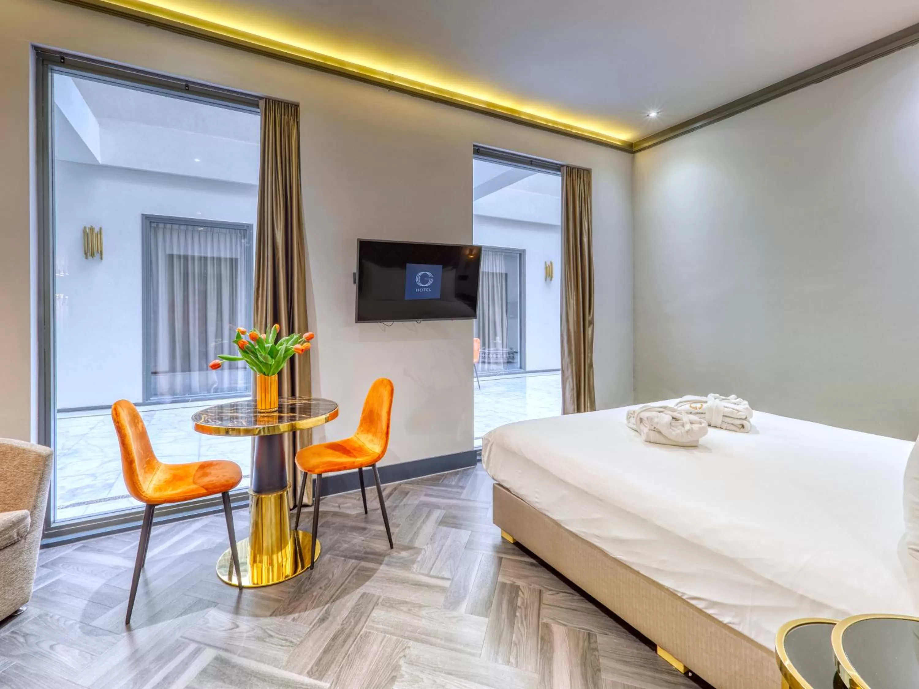 Photo of the whole room, Bed in Triple G Hotels