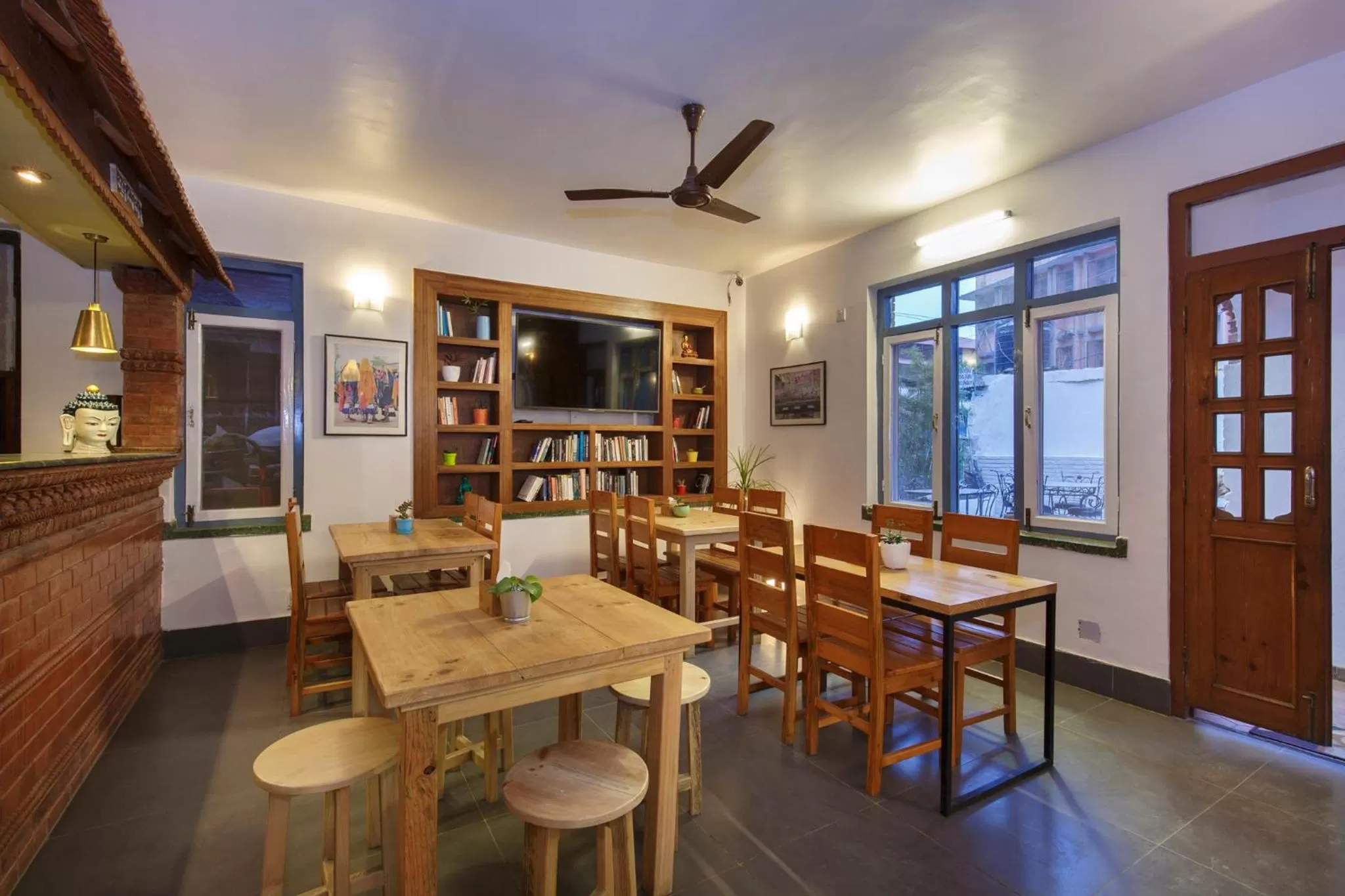 Restaurant/Places to Eat in Pacific Guest House