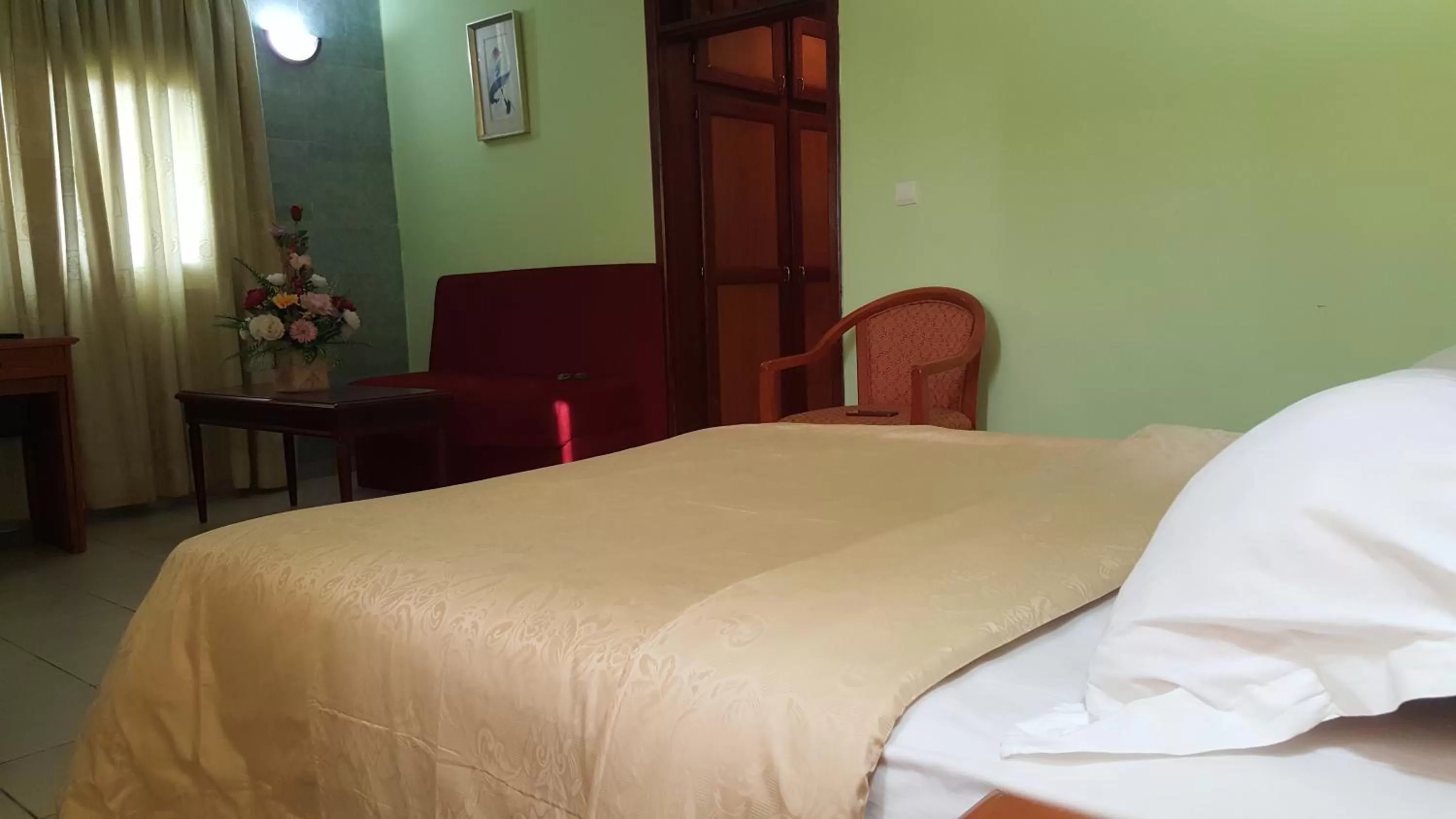 Bed in Peninsula Hotel Douala