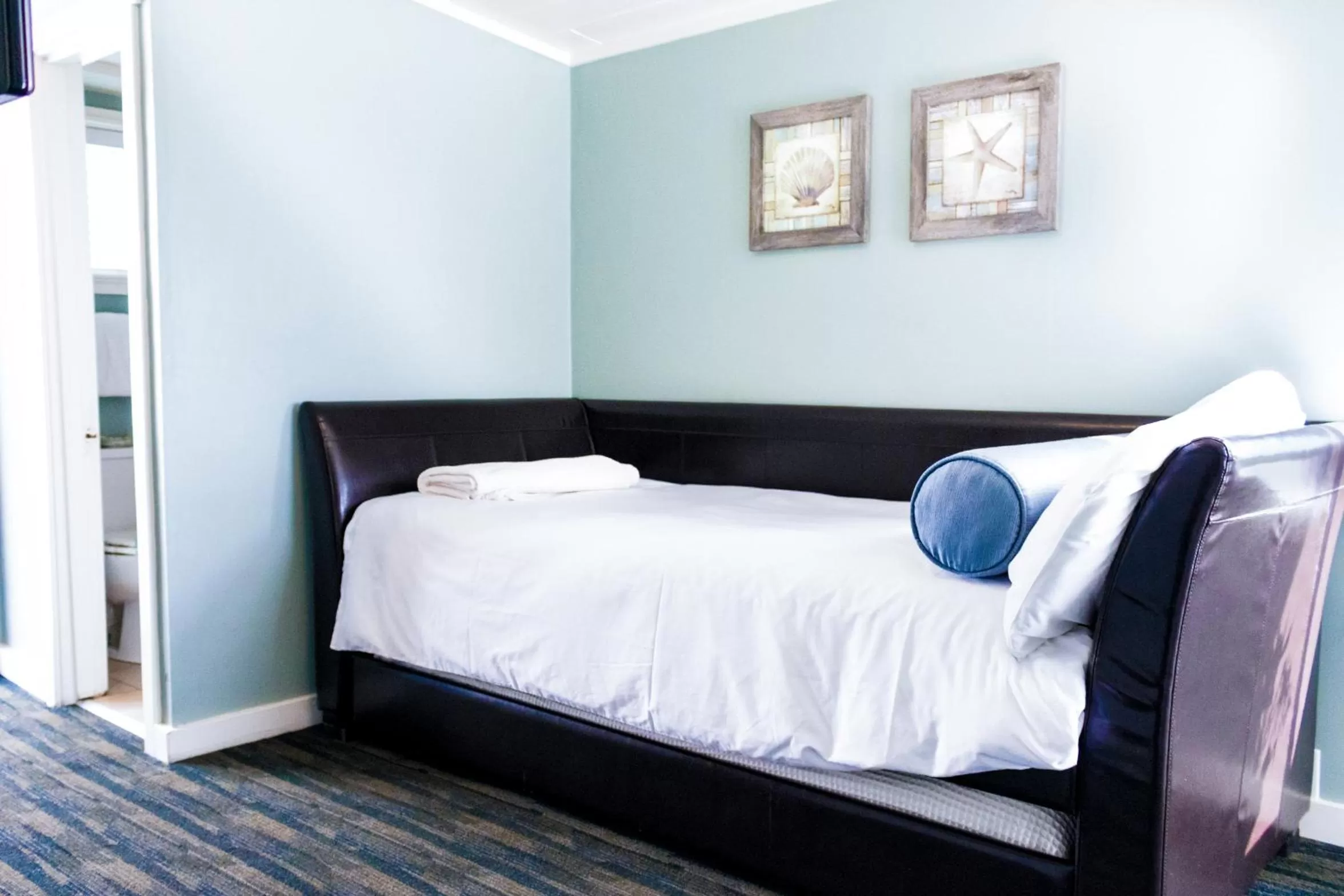 Bed in Ocean Echo Inn & Beach Cottages