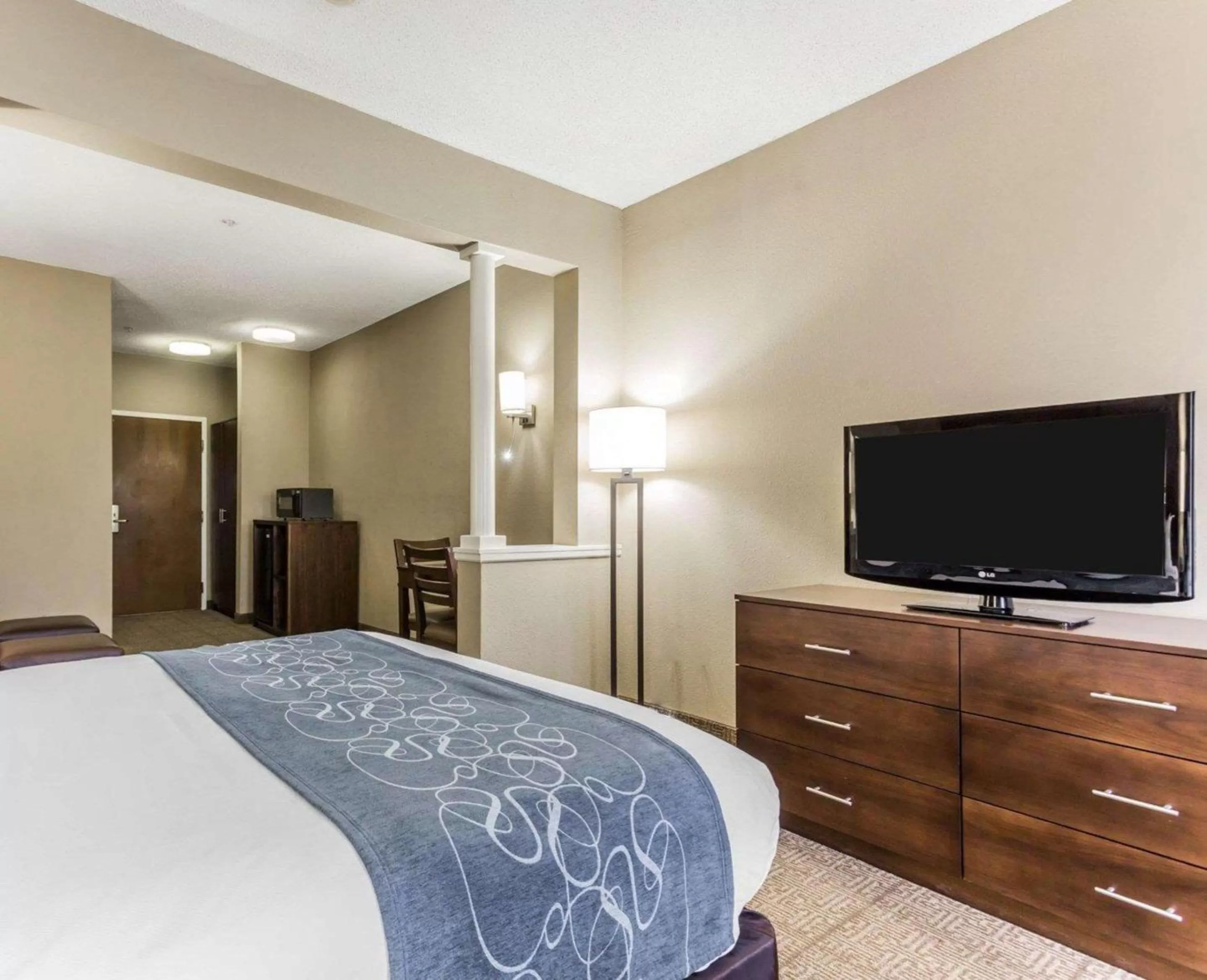 Photo of the whole room, Bed in Comfort Suites at Isle of Palms Connector