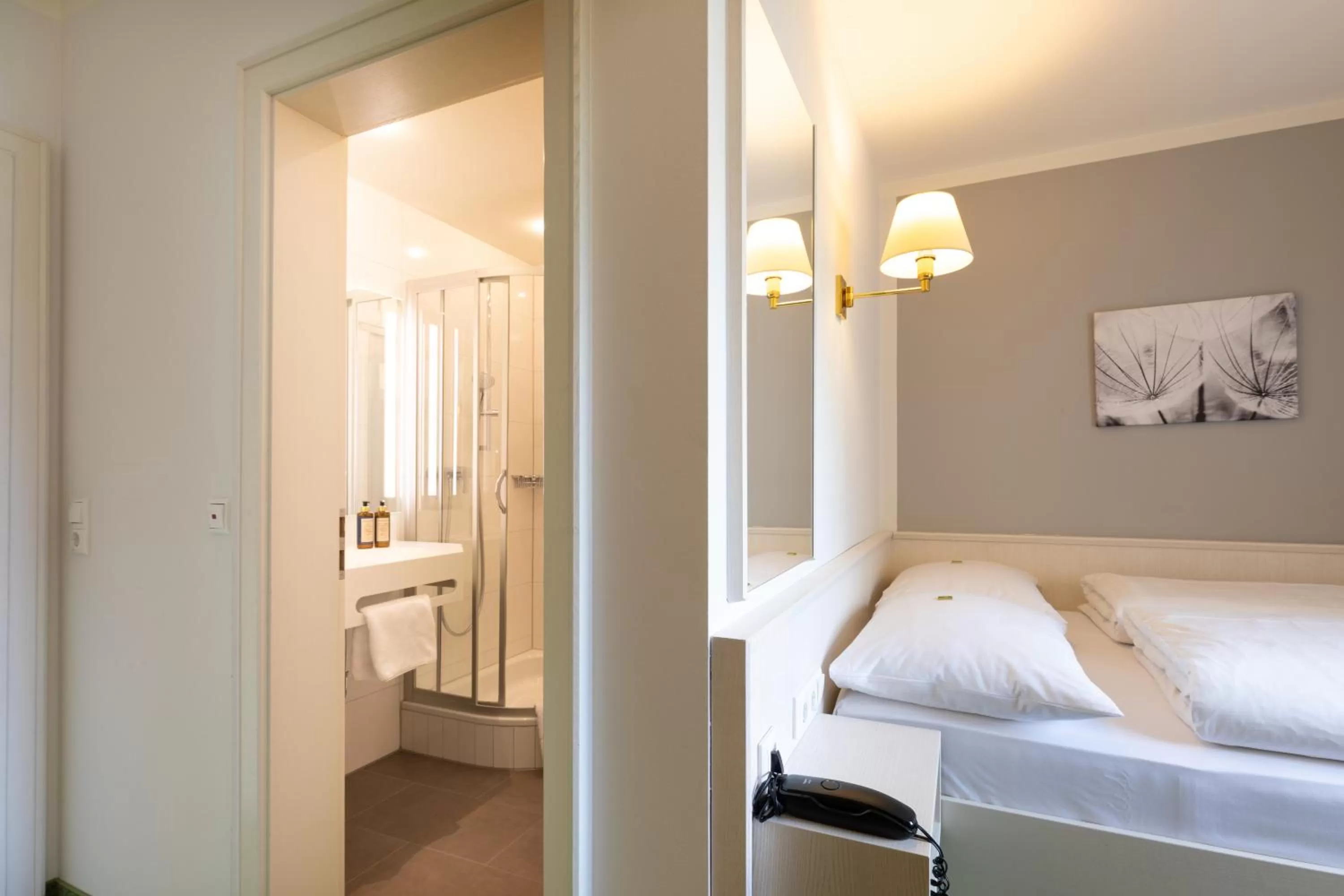 Bathroom, Bed in Landhotel Restaurant Huberhof Allershausen