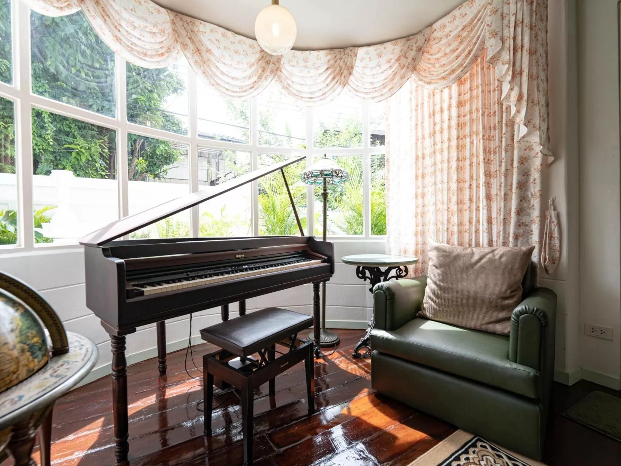 Living room in RoomQuest Rim Praya Dinsor Road