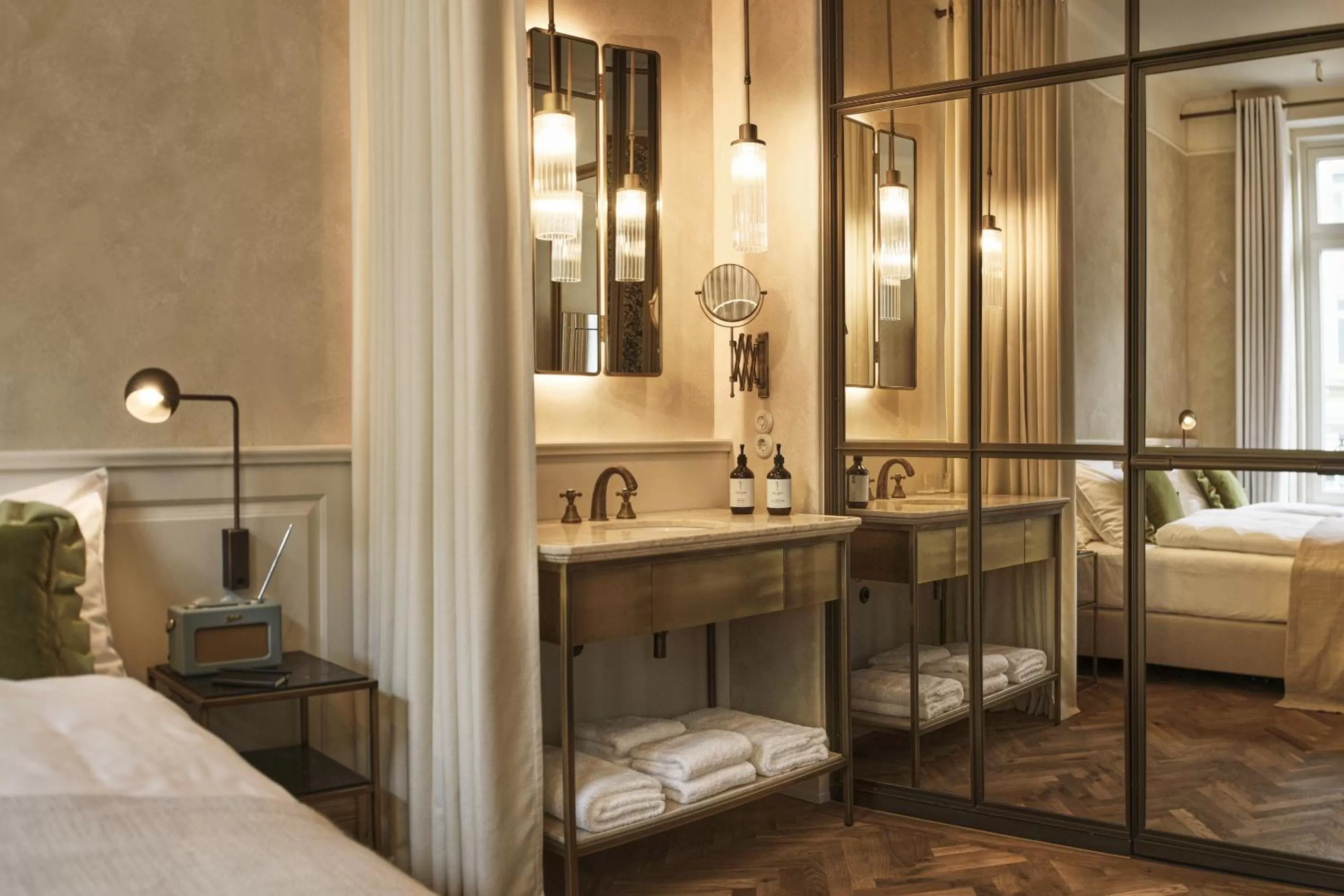 Bathroom, Bed in Hotel MOTTO