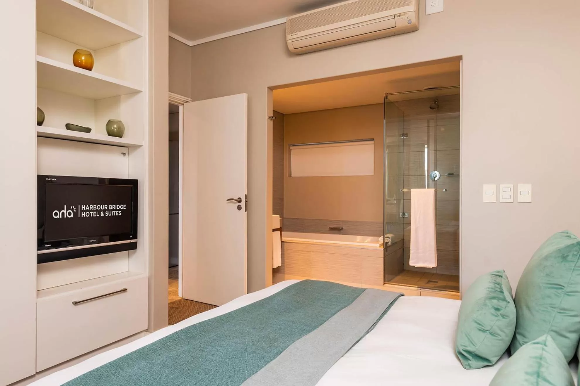 Shower, Bed in aha Harbour Bridge Hotel & Suites