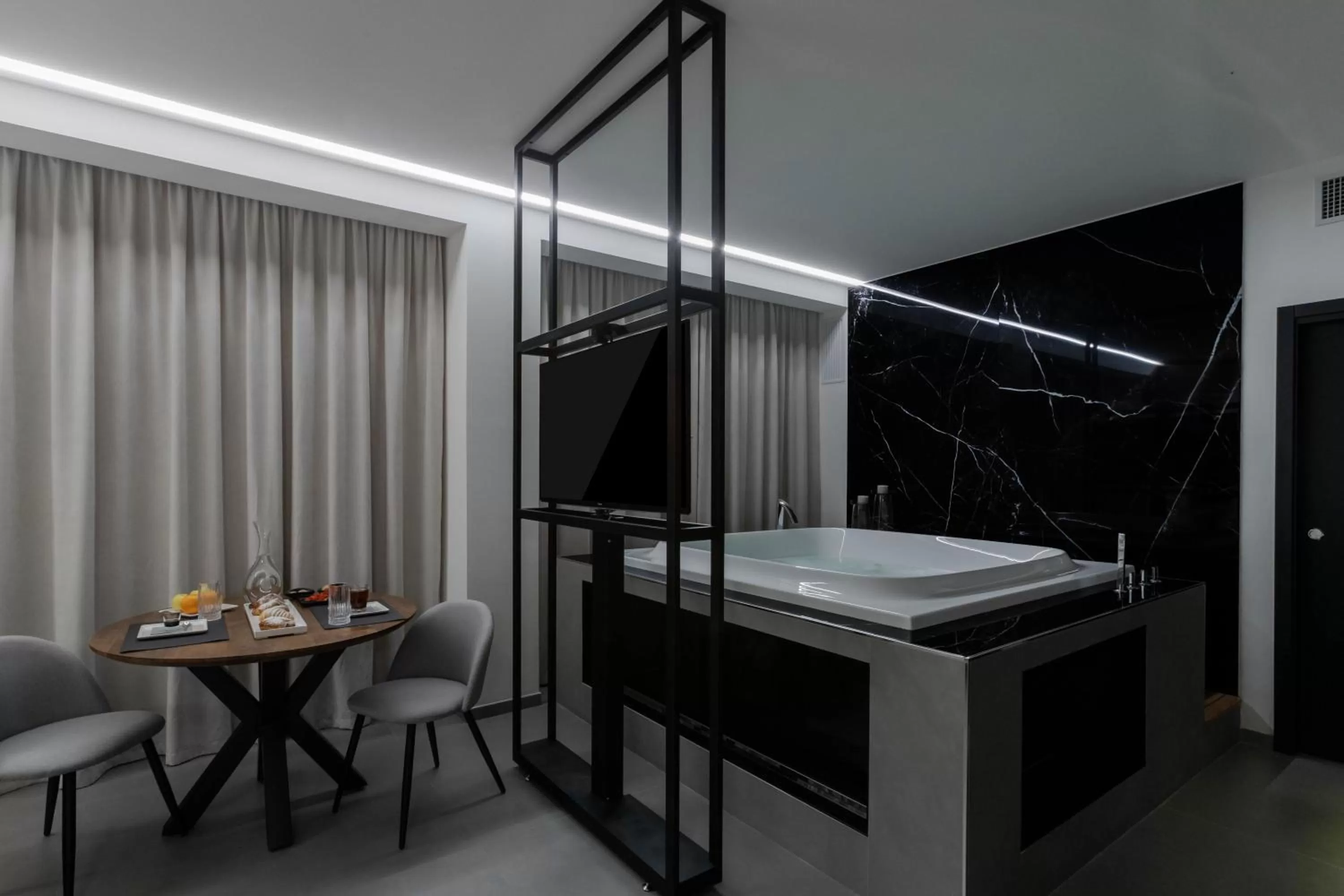 Hot Tub in Suite Palermo Apartment