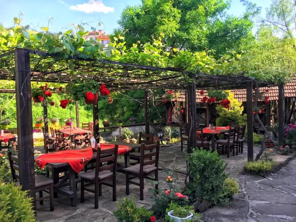 Restaurant/Places to Eat in Troyan Plaza Hotel